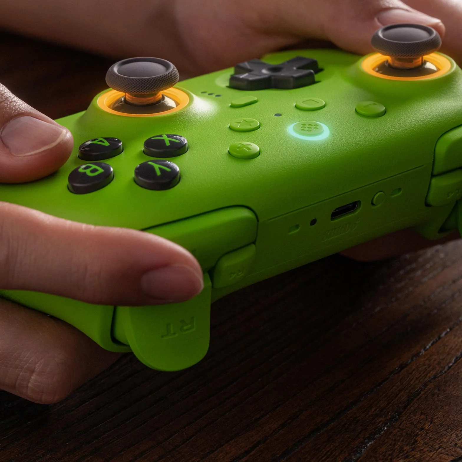 8BitDo Ultimate 2 Wireless Controller dla PC/Android/Apple/Steam TMR Joysticka, Przełączalne Wyzwalacze Efektu Halla/Dotykowe, Światło RGB, 2.4G Kontroler Gier 8Speed ​​Wireless Tech Stacją Ładującą