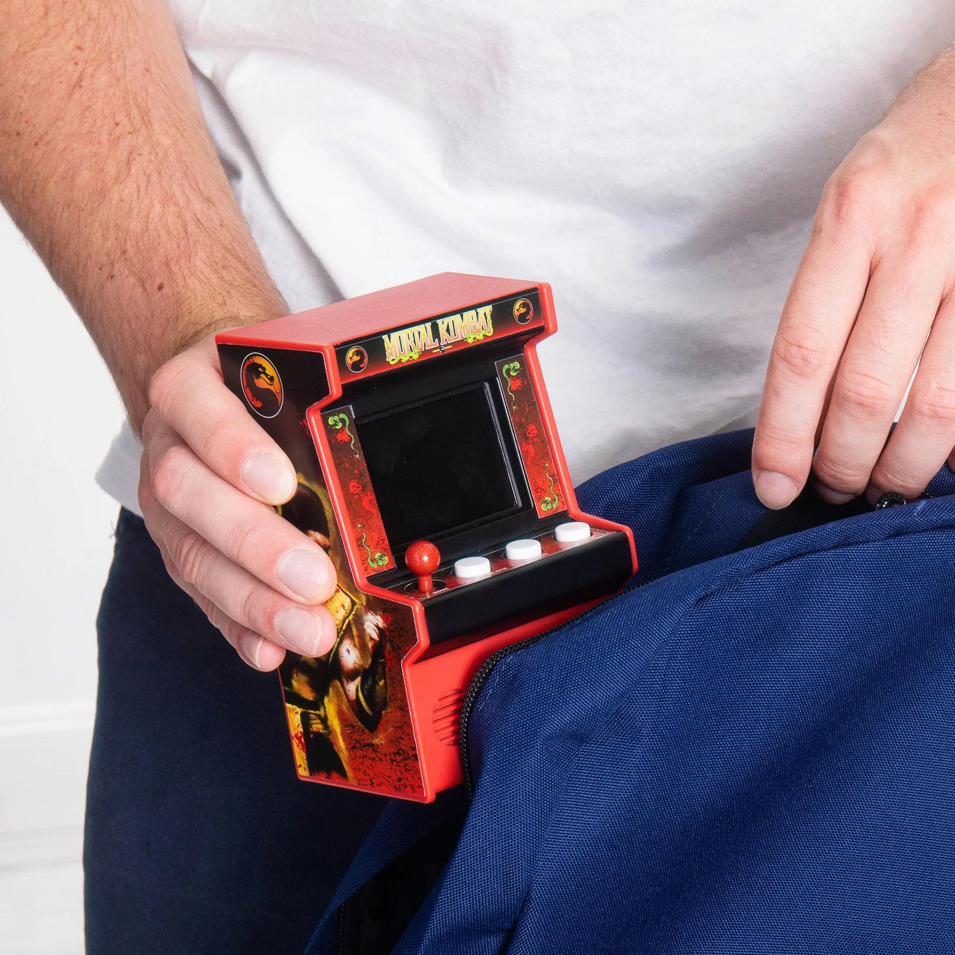 Basic Fun Arcade Classics Mini Mortal Kombat – Gra przenosna retro z joystickiem, ekranem kolorowym i autentycznymi efektami dzwiekowymi – Dla fanów i kolekcjonerów