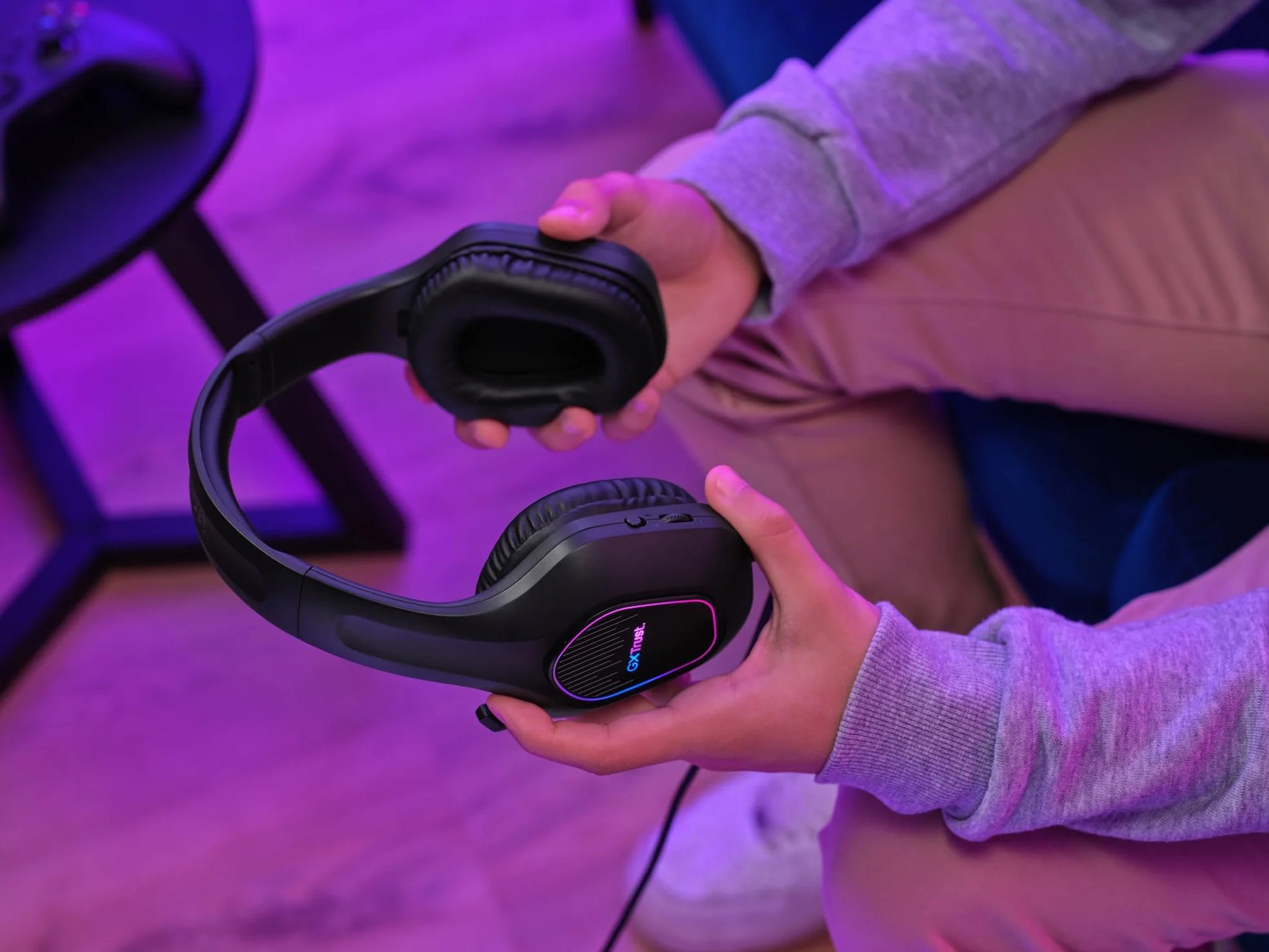 Trust GXT 419 Rayne Lekkie Słuchawki Gamingowe do PC/Konsoli, Podświetlenie LED na USB, Jack Audio 3.5mm, Przetworniki 50mm, Odchylany Mikrofon, Headset Przewodowy do Komputera, Czarny