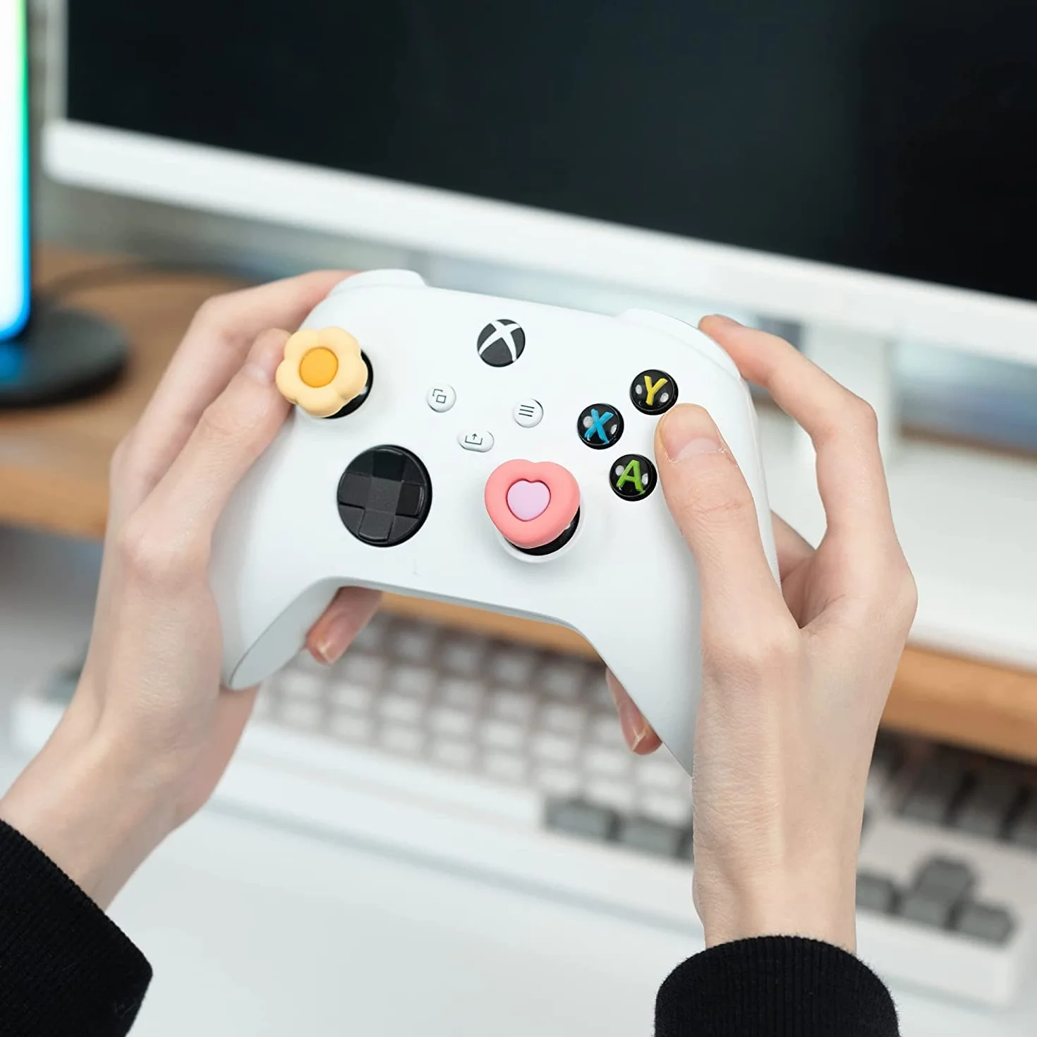 GeekShare Śliczne nakładki na kciuki do kontrolera Xbox One, zestaw miękkich silikonowych nakładek na gałki od kciuka, kompatybilne z kontrolerem Xbox One, 2 pary / 4 szt. — serce i kwiat