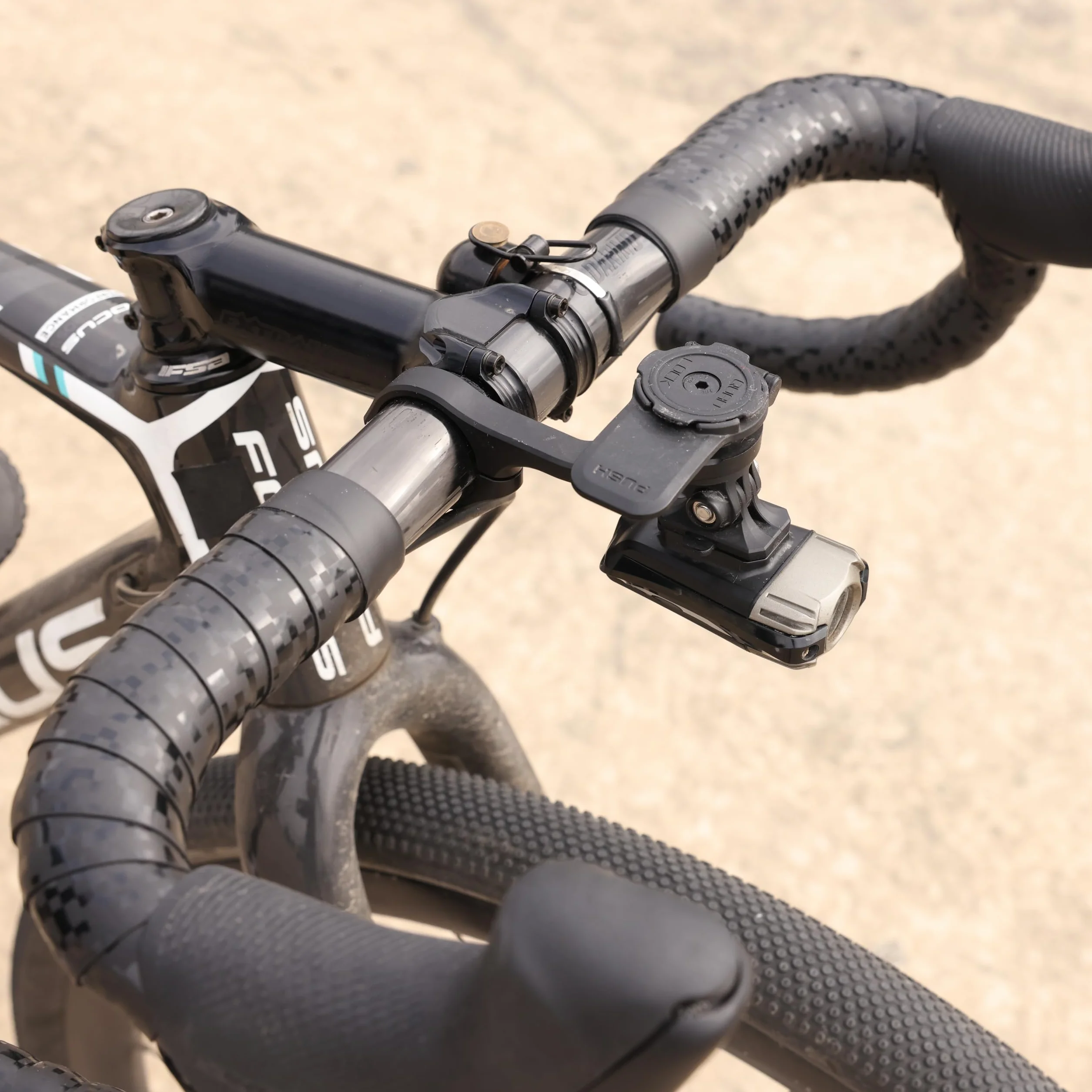 Quad Lock Out Front PRO uchwyt na kierownicę rowerowy uchwyt na telefon (V2) z MAG etui na telefon do Google Pixel 7