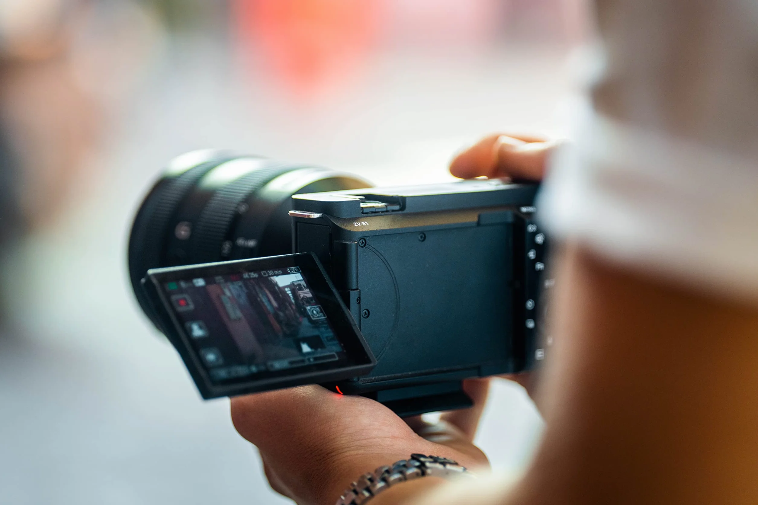 Sony ZV-E1 | Bezlusterkowy wymienny obiektyw pełnoklatkowy do kamery vlog (kompaktowy i lekki, 4K60p, 12,1 megapikseli, 5-osiowy i cyfrowy system stabilizacji, duża pojemność baterii)