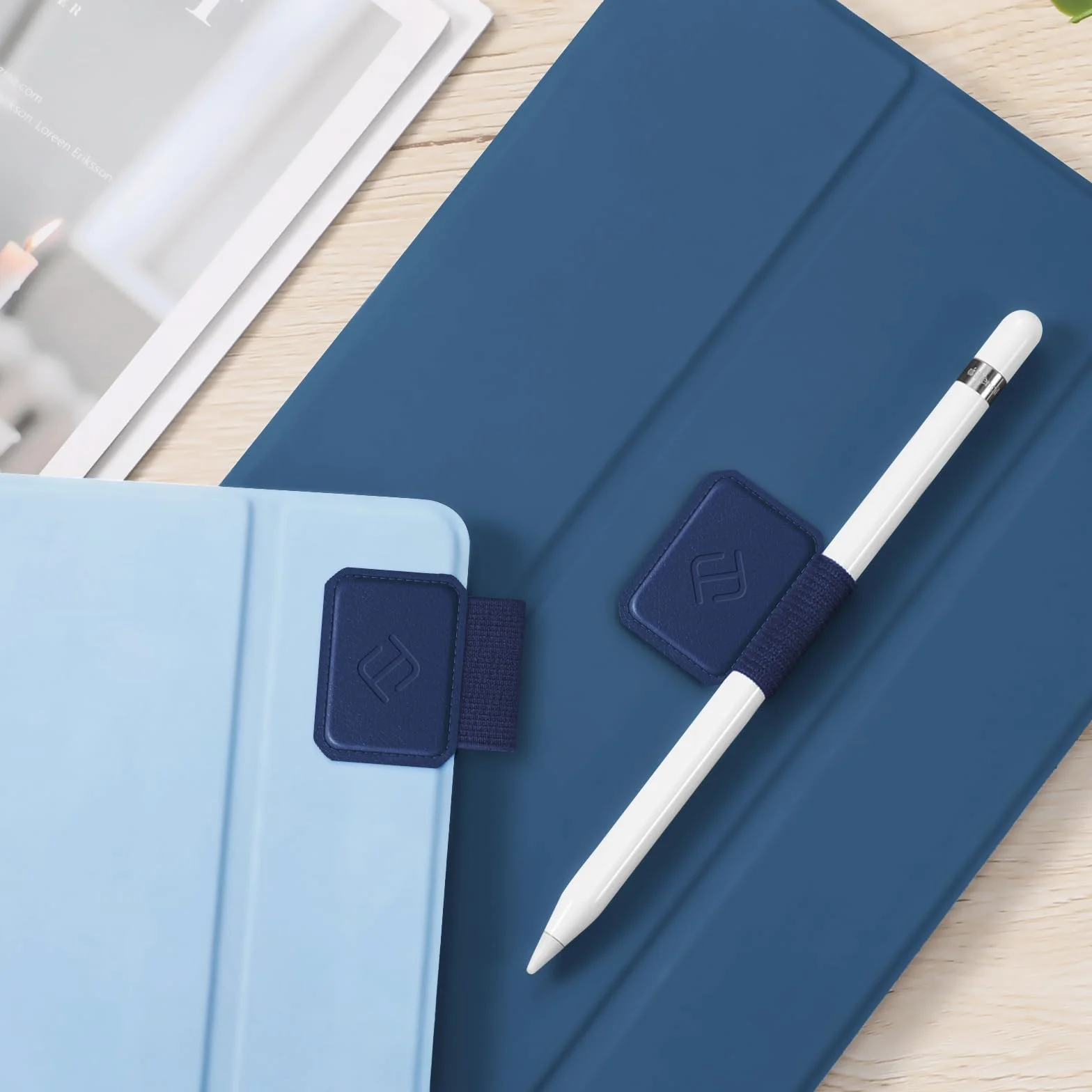 FINTIE 4 sztuki samoprzylepnych uchwytów na długopisy, do Apple Pencil i rysika, elastyczna sztuczna skóra, uchwyt na notatnik, kalendarz, tablet, segregator, granatowy, 4 sztuki