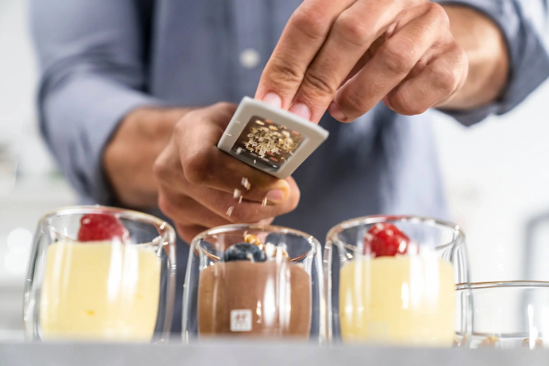 ZWILLING Z-Cut Mini Reibe Edelstahlklinge Kunststoffgehäuse Zwei-Wege-Reibtechnologie Grau