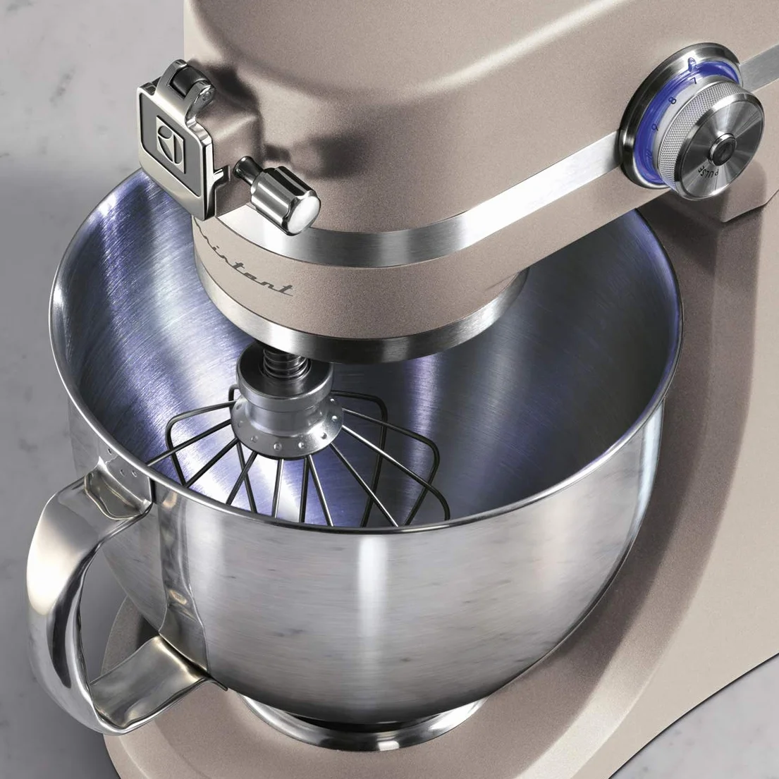 Electrolux Robot Kuchenny 1200 W, 10 prędkości + f. pulsacyjna, Oświetlenie LED misy, 2 misy o pojemności 4,8l i 2,9l, W Zestawie: Hak, Trzepaczka, Ubijaczka, Silikonowa Łyżka, Pokrywa, EKM5570,Beżowy