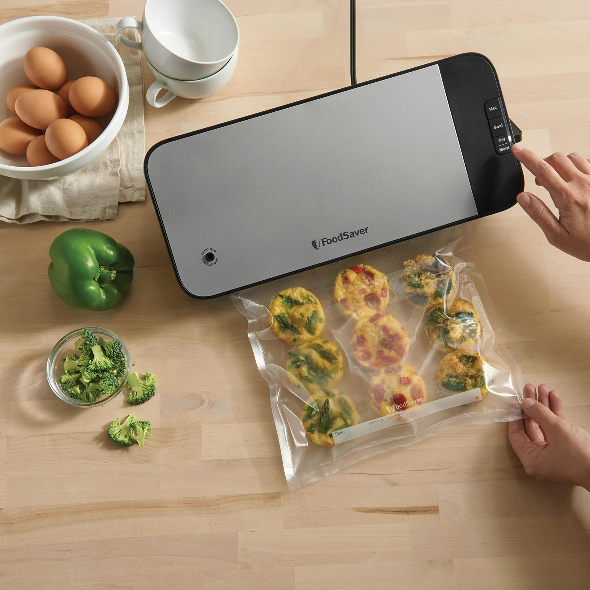 FoodSaver Urządzenie próżniowe do żywności z przenośnym akcesorium próżniowym i wężem, 1, kolor srebrny z czarnymi wykończeniami [VS2190X]