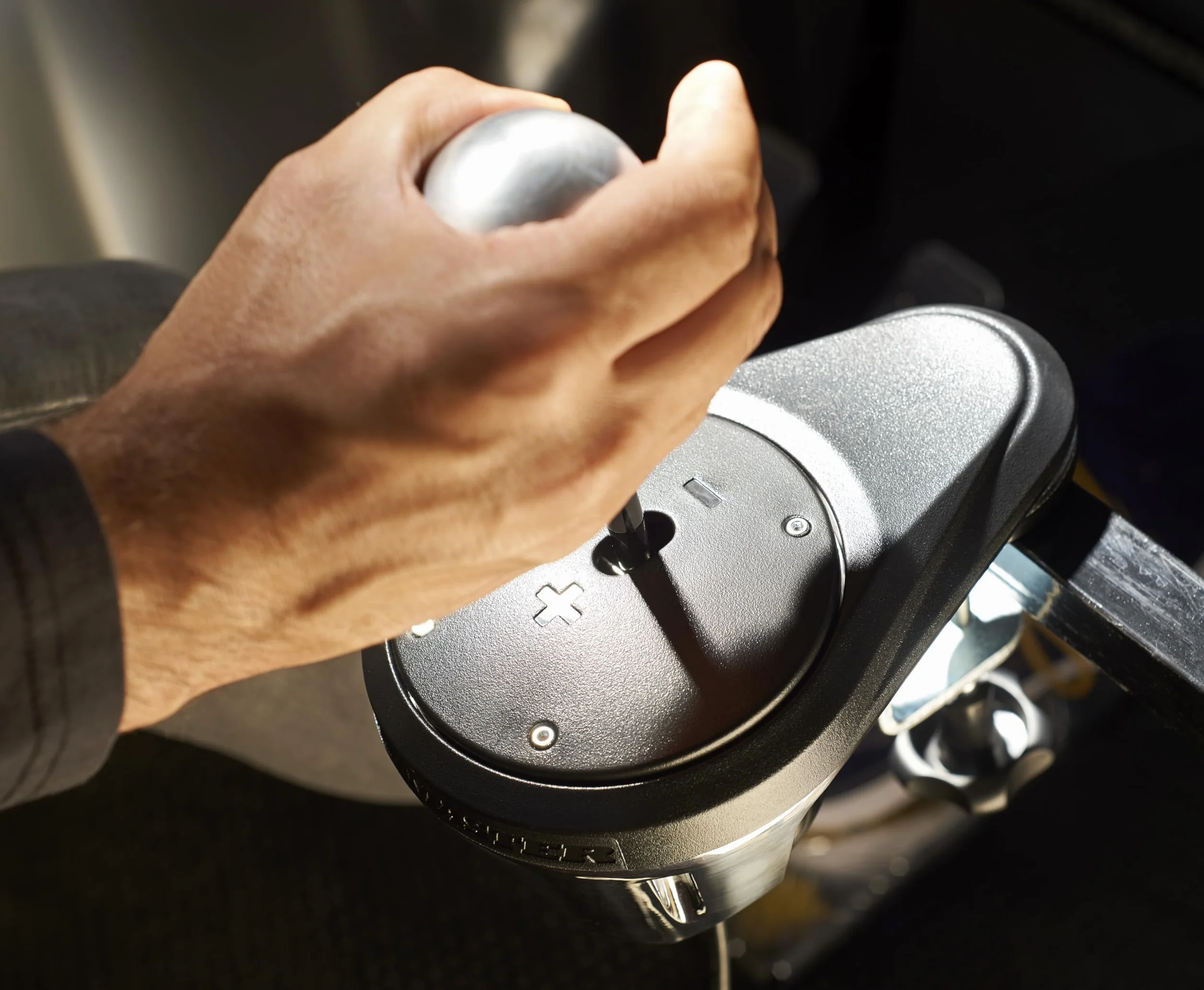 Thrustmaster TH8A Add-On Shifter — zaawansowana, realistyczna skrzynia biegów, kompatybilna z wieloma platformami (PC, PS4, PS5, Xbox)