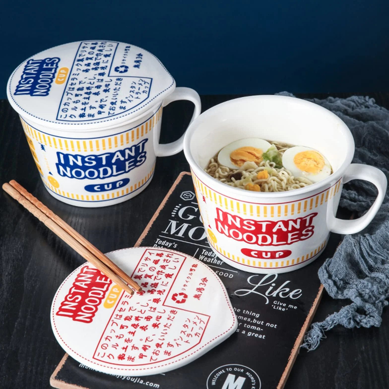 Ceramiczna miska na makaron 1000 ml z pokrywką, zestaw z widelcem, niebieska