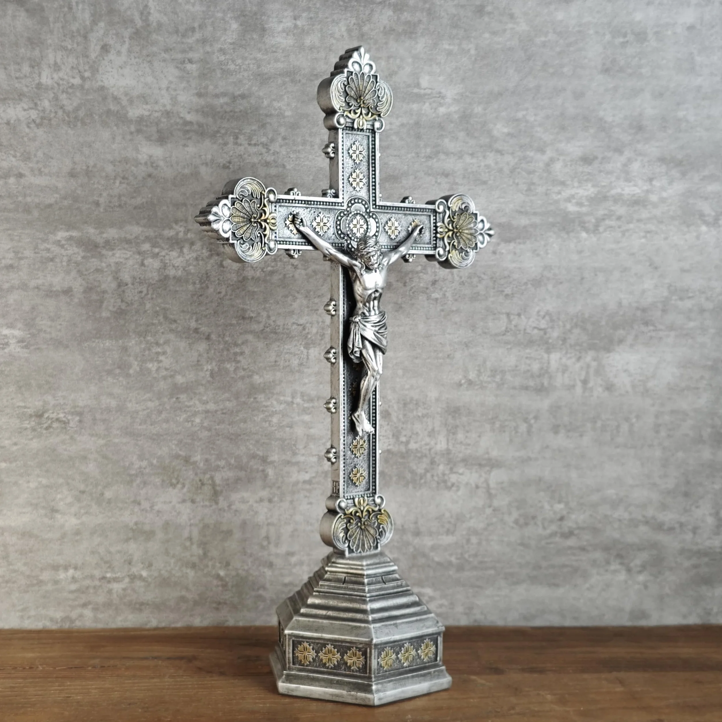 Buildclassic Katolicki krzyż stojący srebrny krucyfiks 37 cm ręcznie wykonana rzeźba renesansowa
