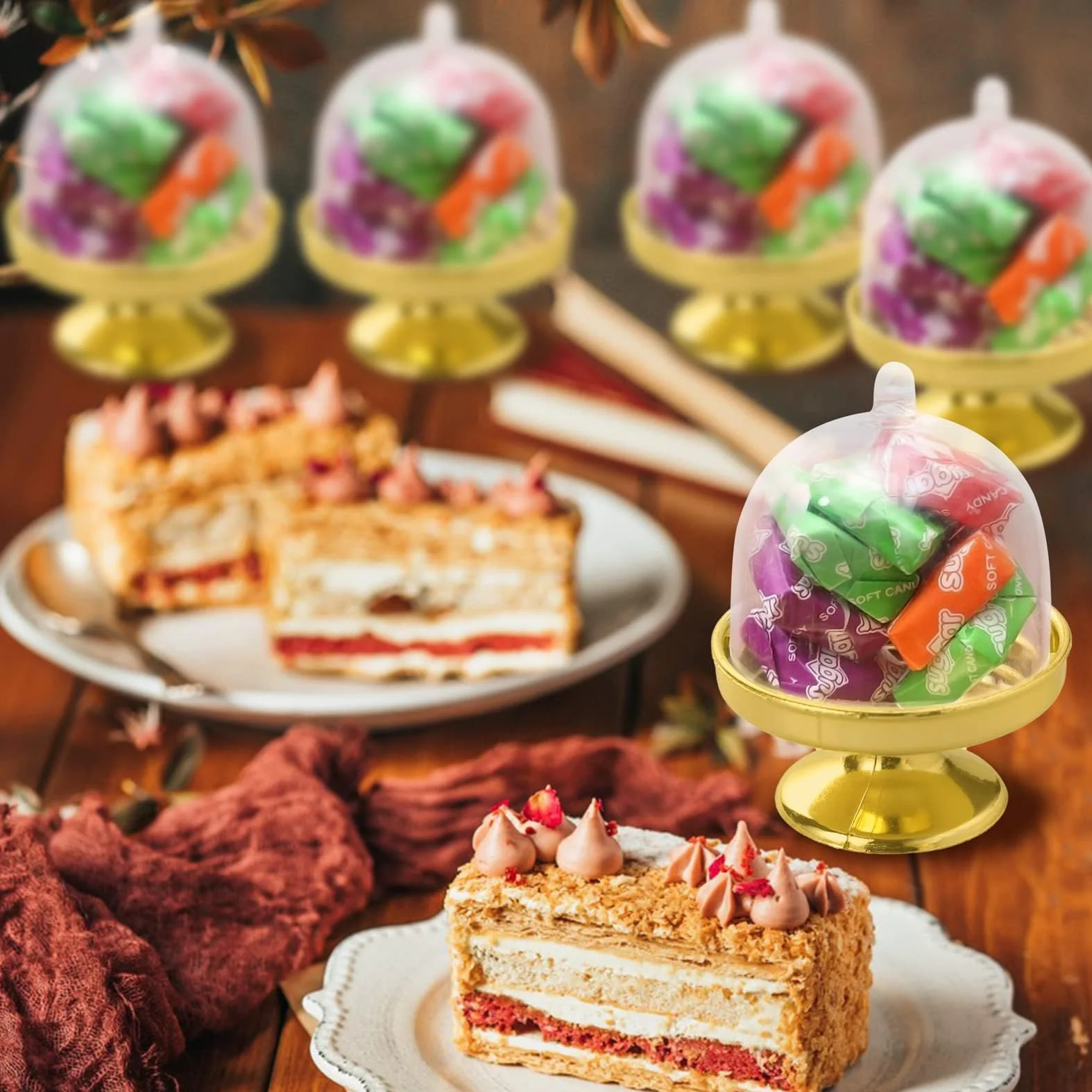 Złote patery na tort mini 12 sztuk 5x5x7 cm z przezroczystą pokrywką