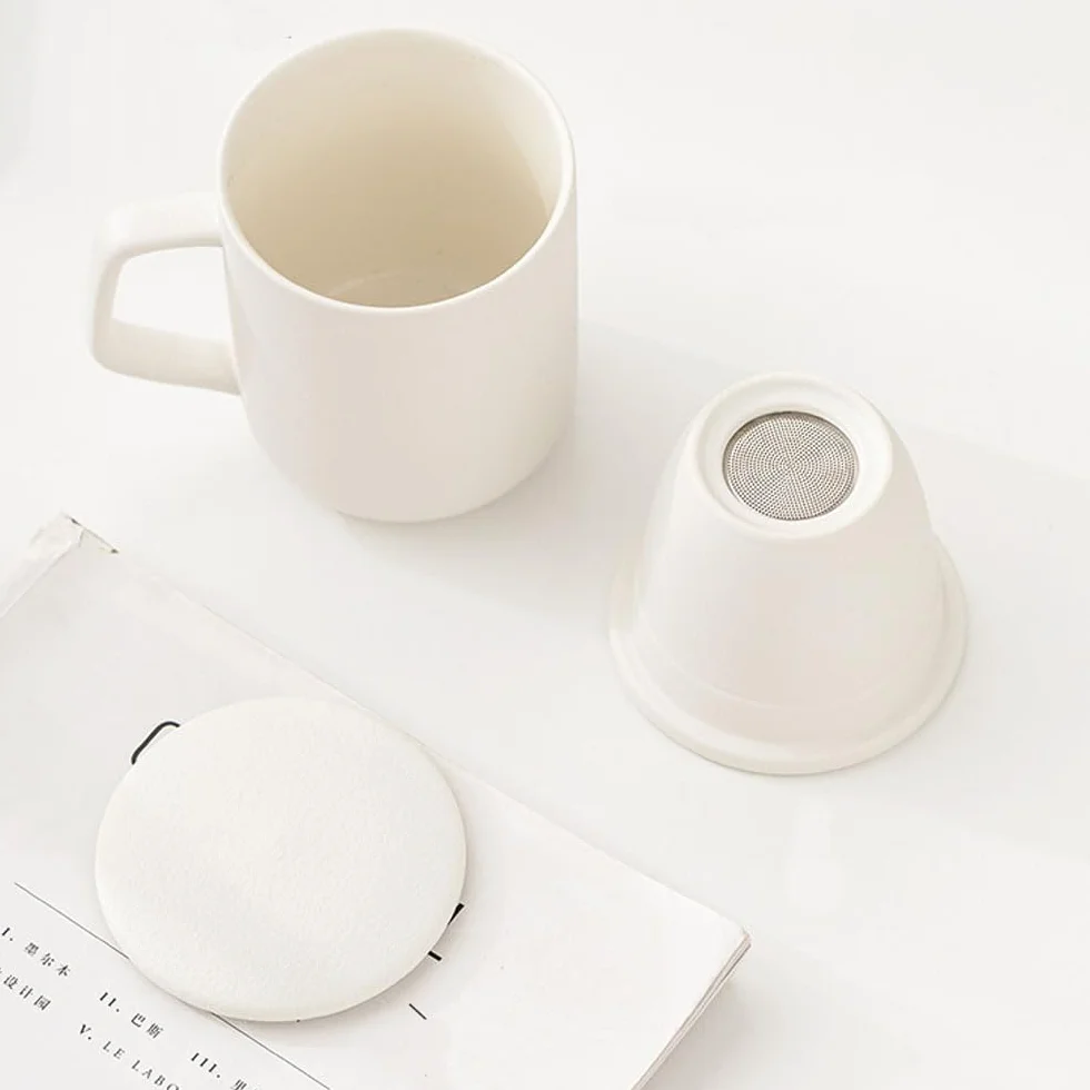 Kubek z naturalnej porcelany o pojemności 13 uncji z sitkiem i pokrywką, biały