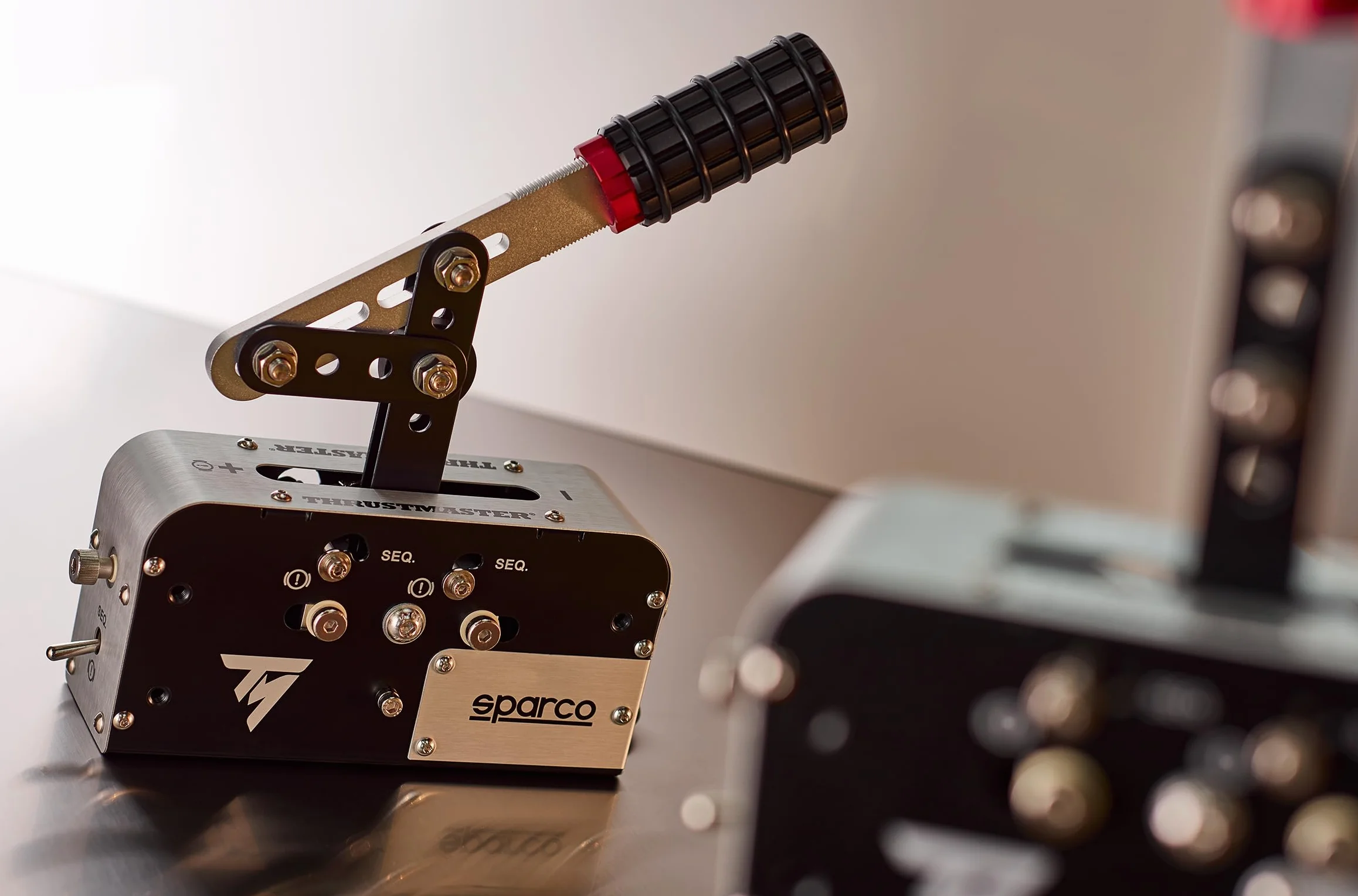 Thrustmaster TSS Handbrake, Progresywny Hamulec Ręczny i Dźwignia Sekwencyjnej Zmiany Biegów, Dla PC/PS5/PS4/Xbox Series X|S/Xbox One