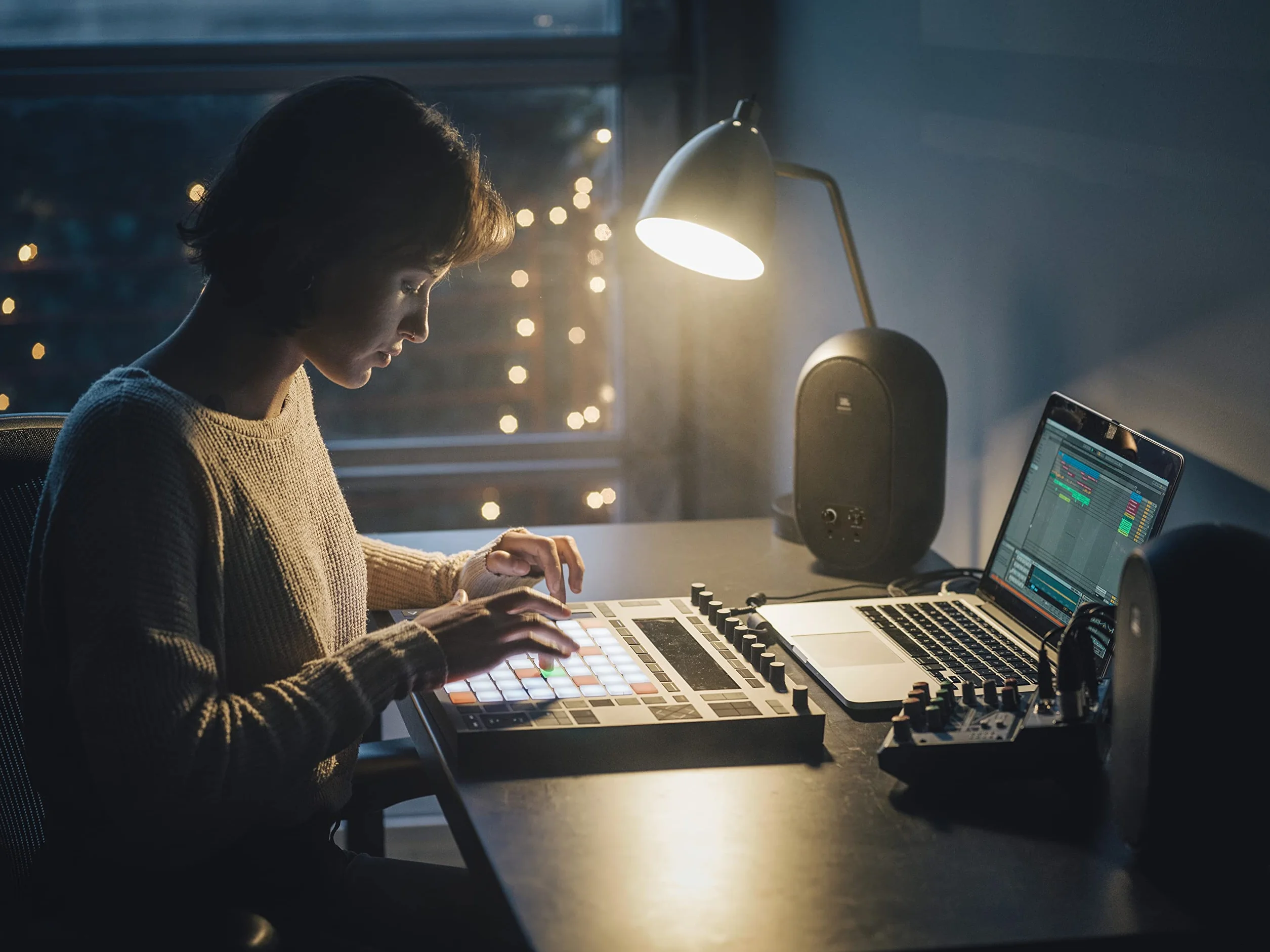 JBL 1 Series 104 Kompaktowe zasilane monitory stacjonarne wersja Bluetooth - białe (sprzedawane jako para)