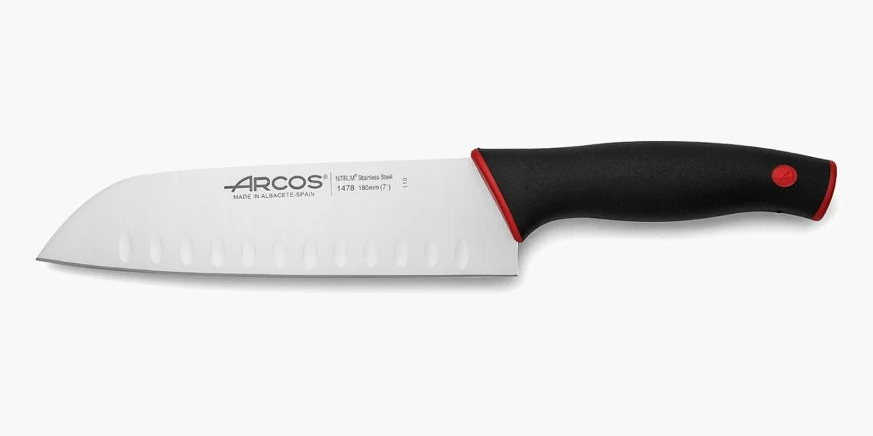 Arcos Seria Duo - Nóż Santoku - Ostrze Nitrum Stal nierdzewna 17.8 cm - Uchwyt Polipropylen Pokryty Elastomerem Kolor Czarny i Czerwony