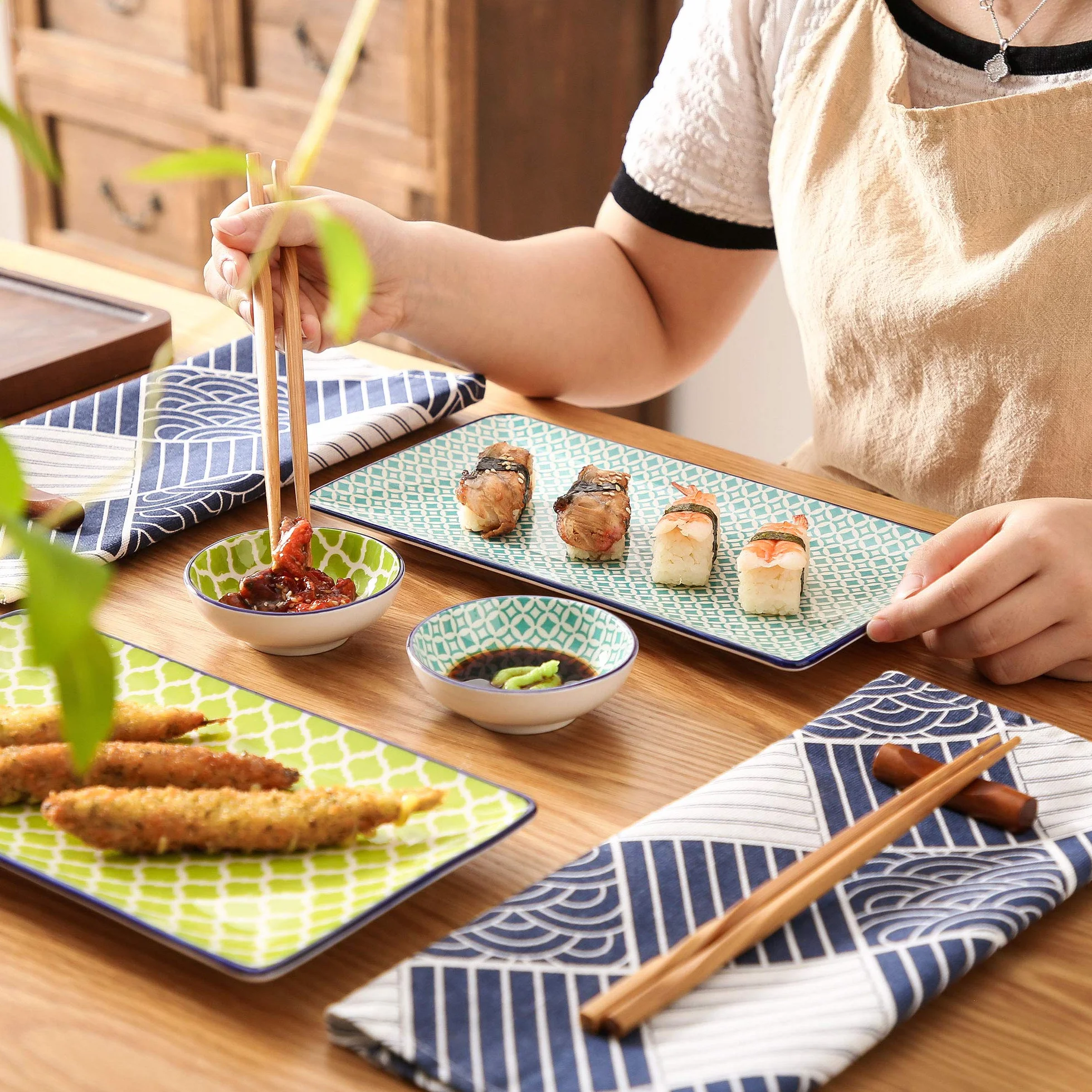 Vancasso Macaron Zestaw Porcelanowy do Sushi, Japoński Styl, Ręcznie Malowany - 2 Talerze, 2 Miski do Dipów, 2 Pary Pałeczek Bambusowych