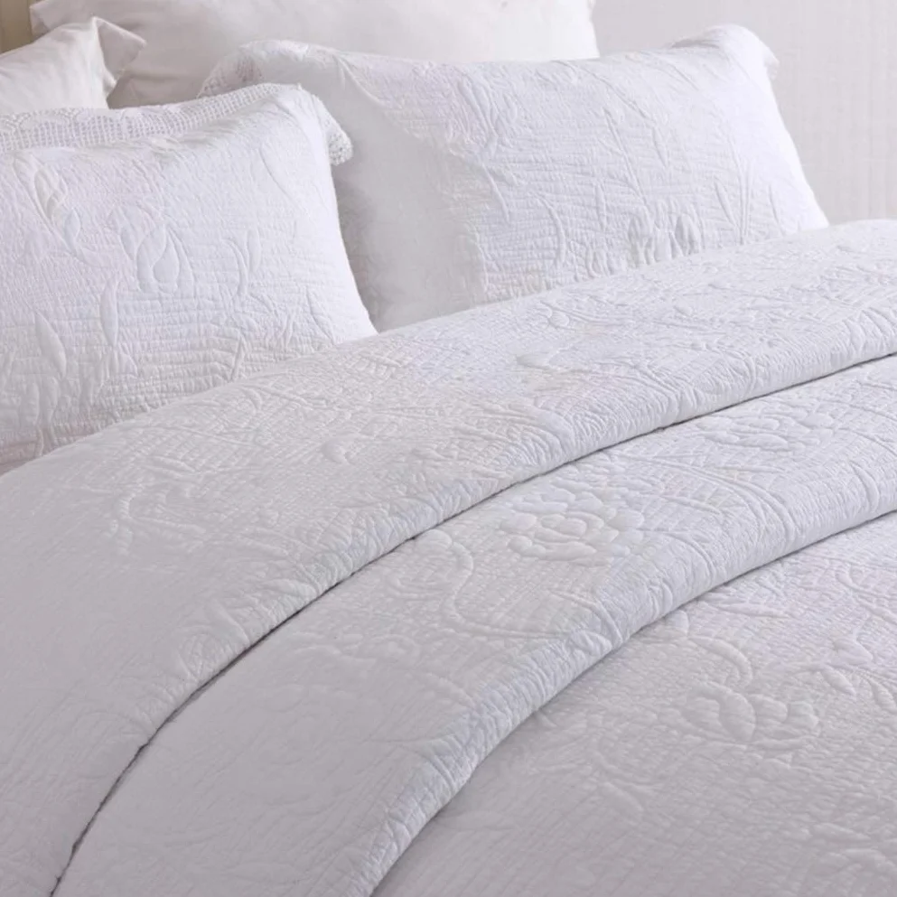 Pikowana narzuta biała 3 sztuka King Size 91x98 cali Lekkie tłoczone kwiaty z koronkową krawędzią Kołdra rzuca kołdry z 2 poszewkami na poduszki 230 x 250 cm little surprise
