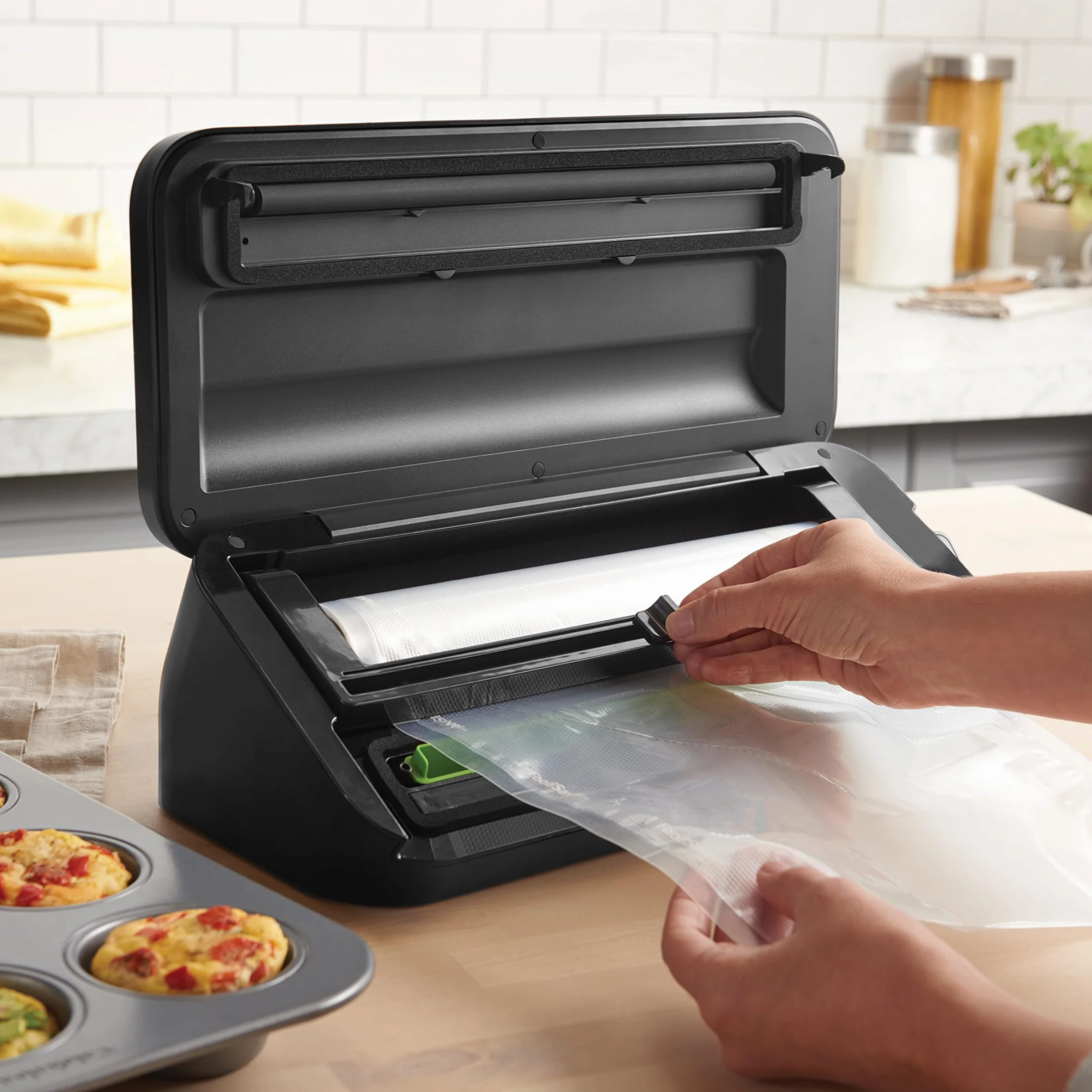 FoodSaver Urządzenie próżniowe do żywności z przenośnym akcesorium próżniowym i wężem, 1, kolor srebrny z czarnymi wykończeniami [VS2190X]