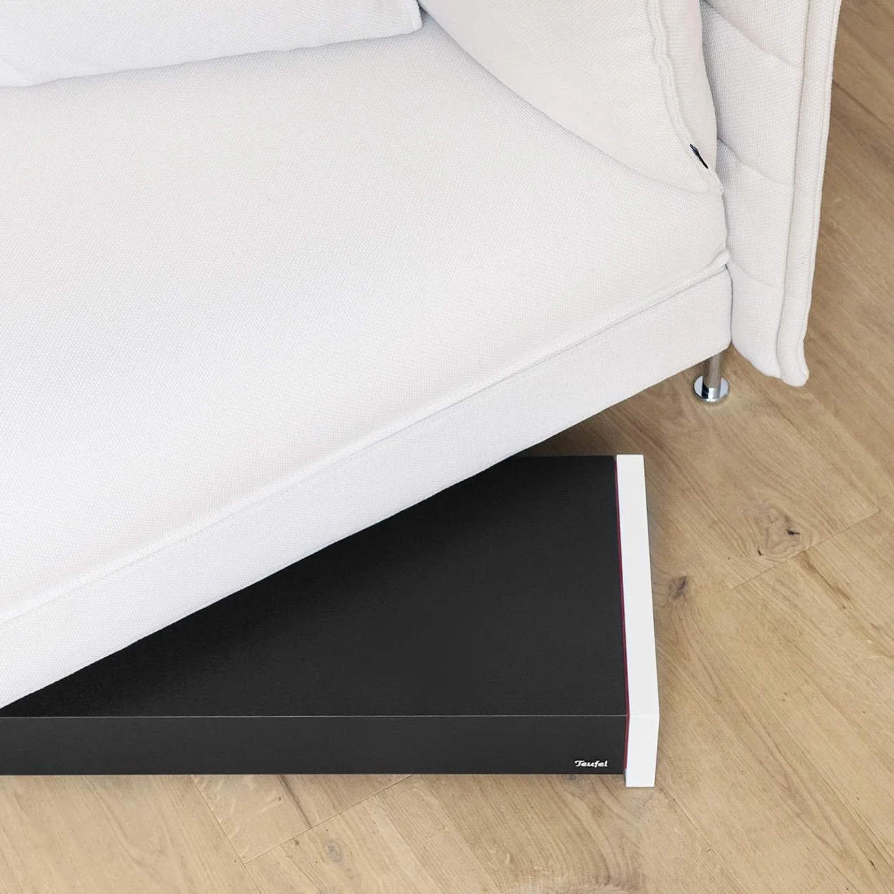 Płaski subwoofer Teufel T 4000 - zajmujący niewiele miejsca subwoofer aktywny, zasada downfire, mocne odtwarzanie basów, bass reflex - czarny