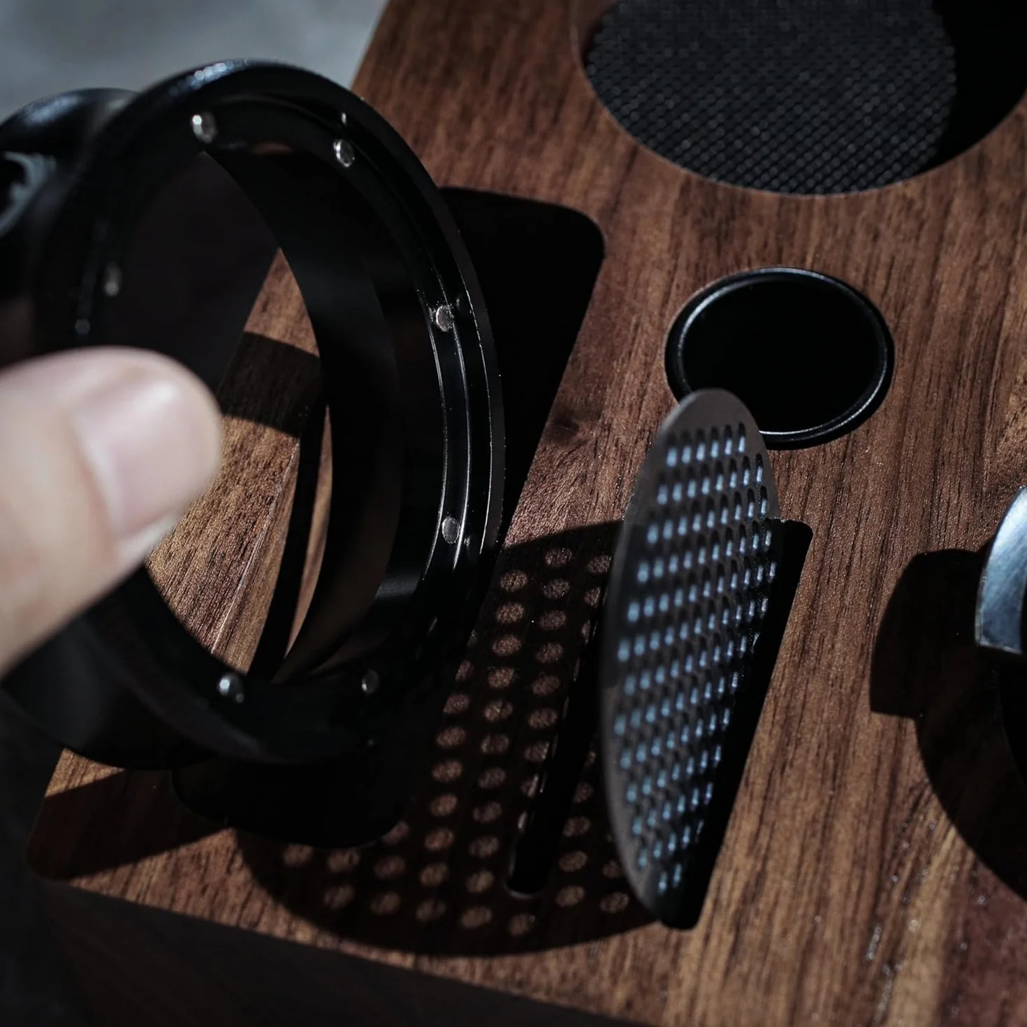 58 mm stacja do ubijania espresso V3 - stojak portafiltrow z orzecha włoskiego, organizer, na portafiltry 58 mm, z uchwytem na tamper i przegródką dystrybutora