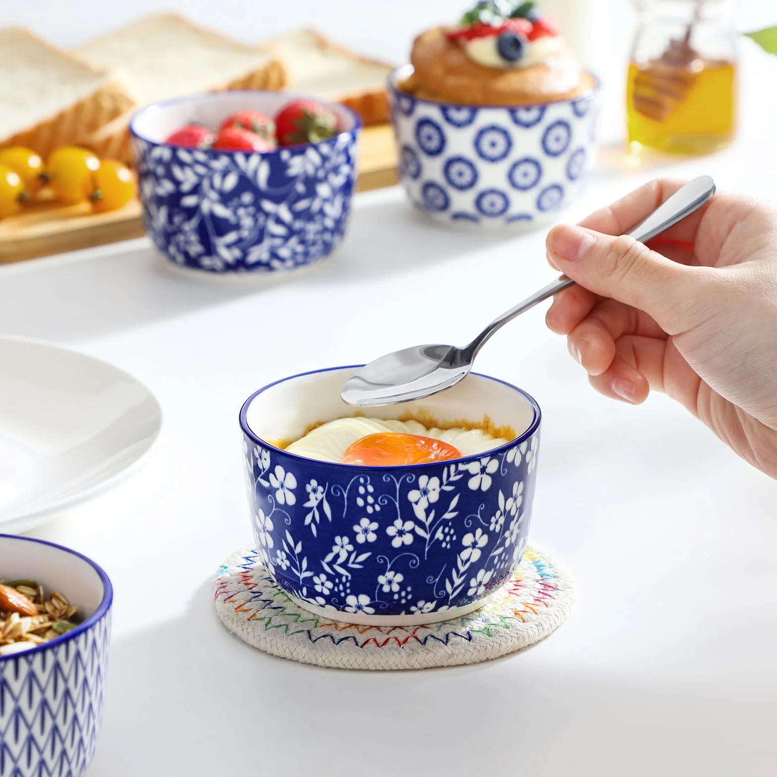 vancasso Selene ceramiczne Ramekins zestaw 6 misek do maczania, nadają się do kuchenki mikrofalowej i zmywarki, do pieczenia, na desery, ręcznie malowane niebiesko-białe kwiatowe wzory
