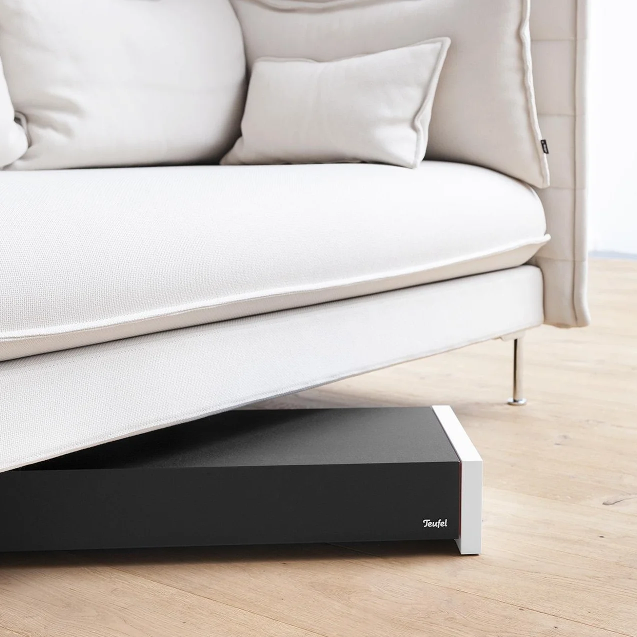 Płaski subwoofer Teufel T 4000 - zajmujący niewiele miejsca subwoofer aktywny, zasada downfire, mocne odtwarzanie basów, bass reflex - czarny