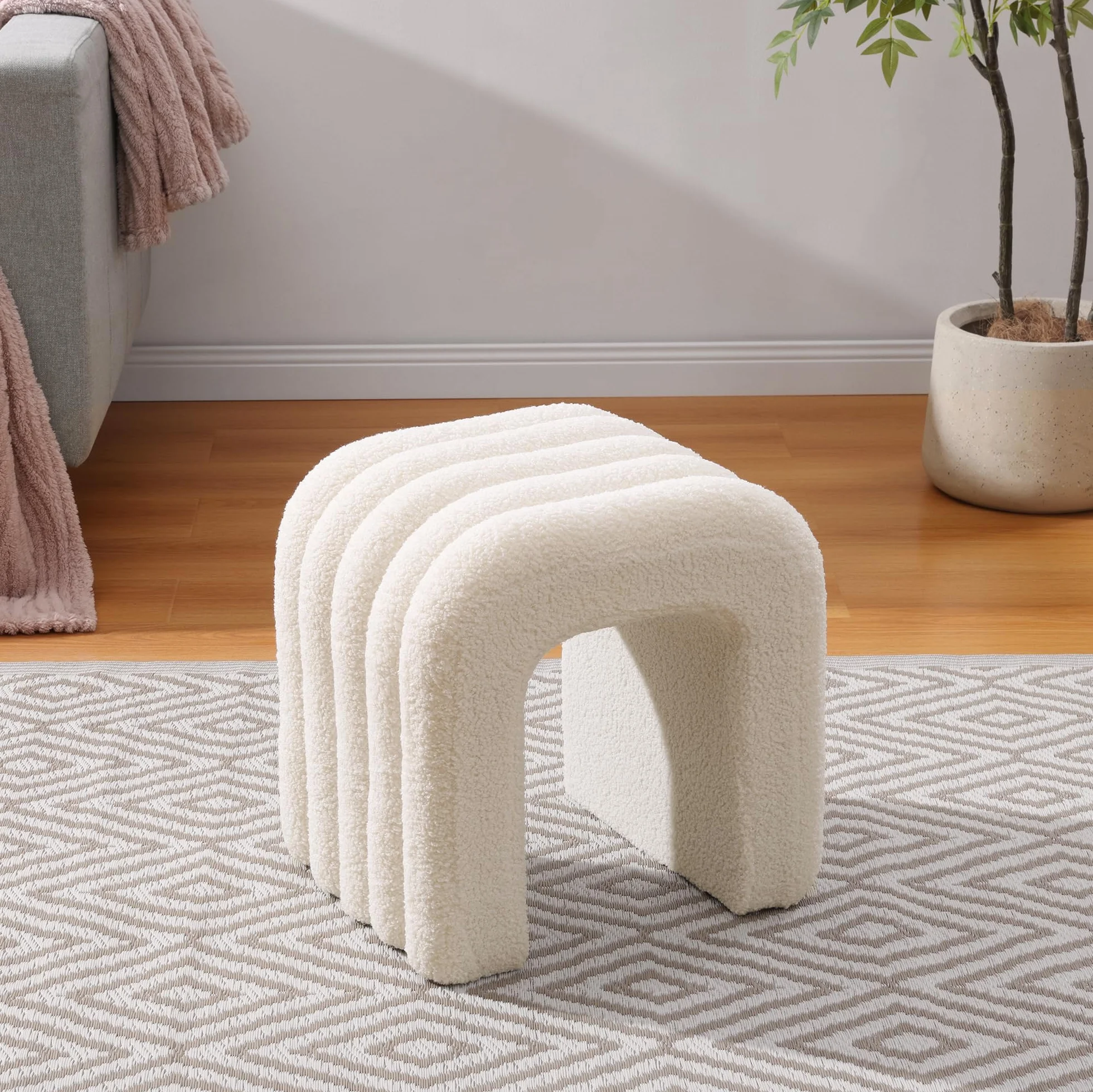 Navaris pufa z tkaniny Bouclé podnóżek stolik pomocniczy 41 x 35 x 43 cm biały