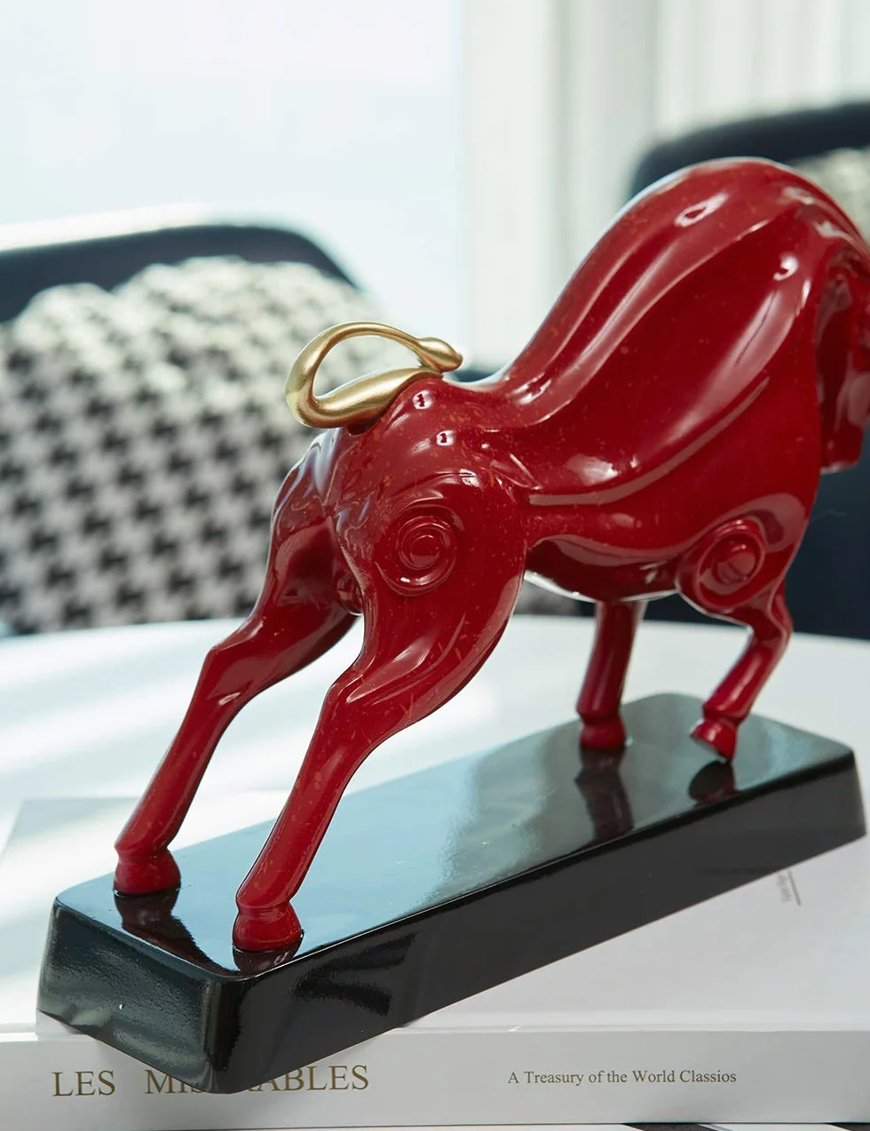 Rzeźba Wall Street Bull Statua Dekoracja Zwierzę Figurka Czerwona Żywica 31 cm