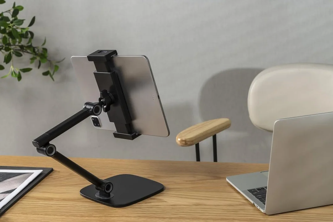 Spacetronik Stojak na tablet, aluminiowy uchwyt biurkowy na tablet, obrotowy, składany, z podkładkami antypoślizgowymi, przepustem kablowym (biały)