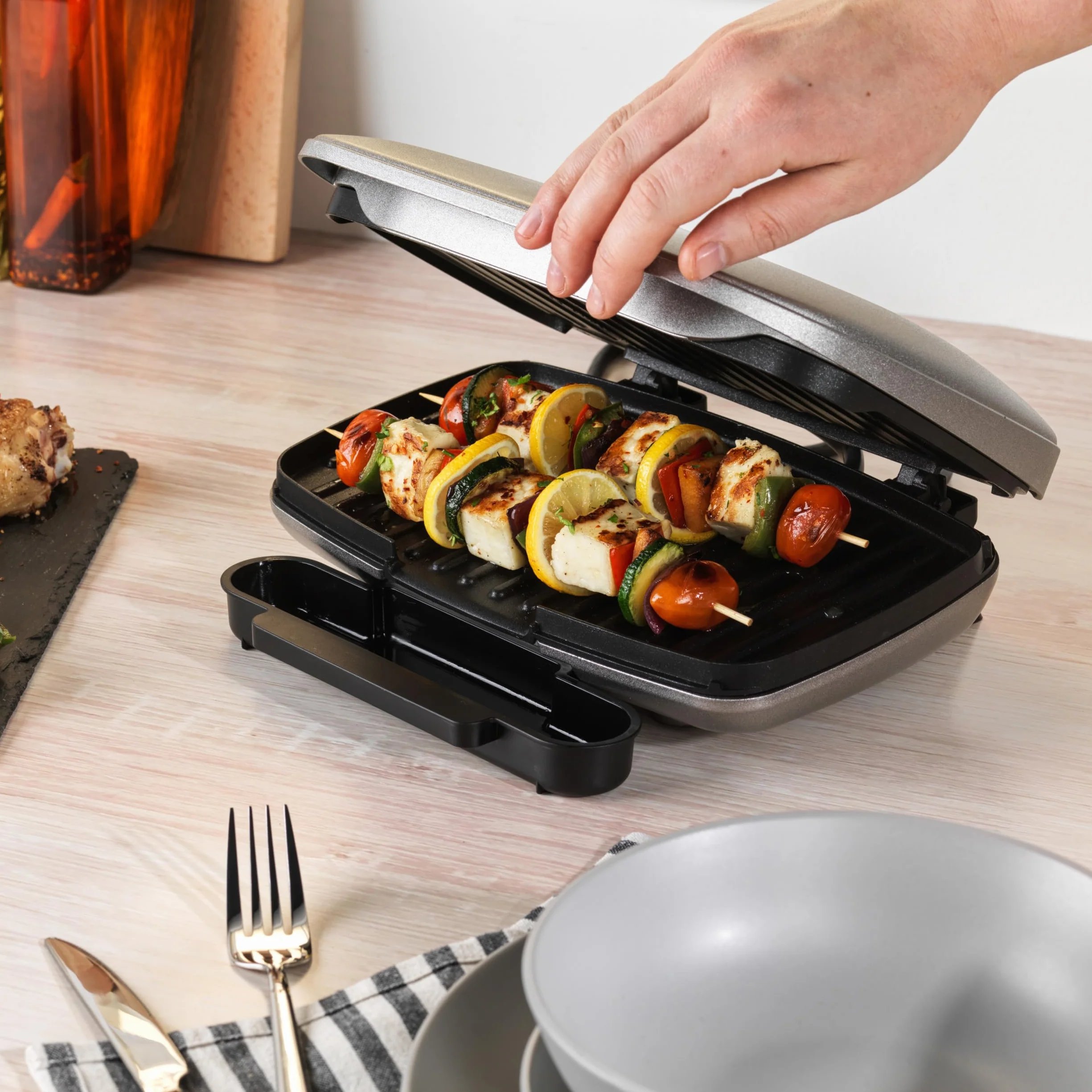 Petra PT5316HEVDEEU10 Kontaktgrill, pflegeleichte Grillplatten mit Smartstone-Antihaftbeschichtung, Panini-Presse mit abnehmbarer Abtropfschale, Kochen ohne Öl, Sandwiches, Gemüse, Fleisch, Spieße