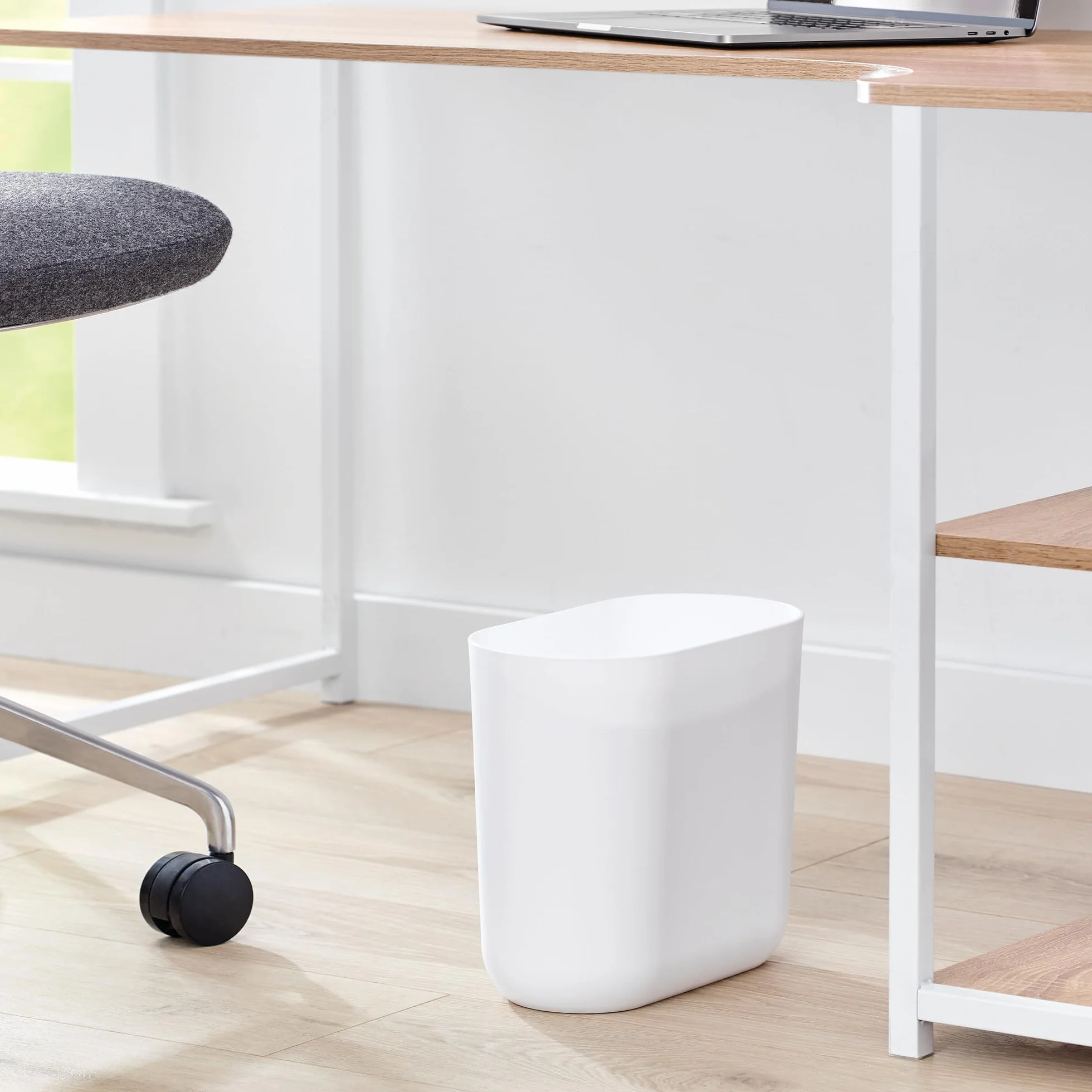iDesign Kompaktowy kosz łazienkowy, smukły plastikowy kosz na śmieci do łazienki, sypialni lub biura, trwały kosz o eleganckim i eleganckim wyglądzie, biały