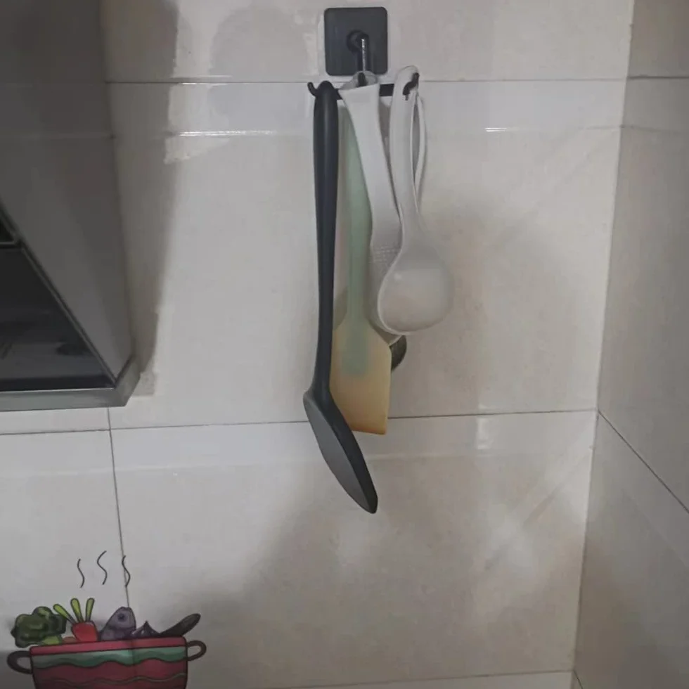 Samoprzylepny uchwyt na sztućce kuchenne 360° z 6 haczykami, 2 sztuki