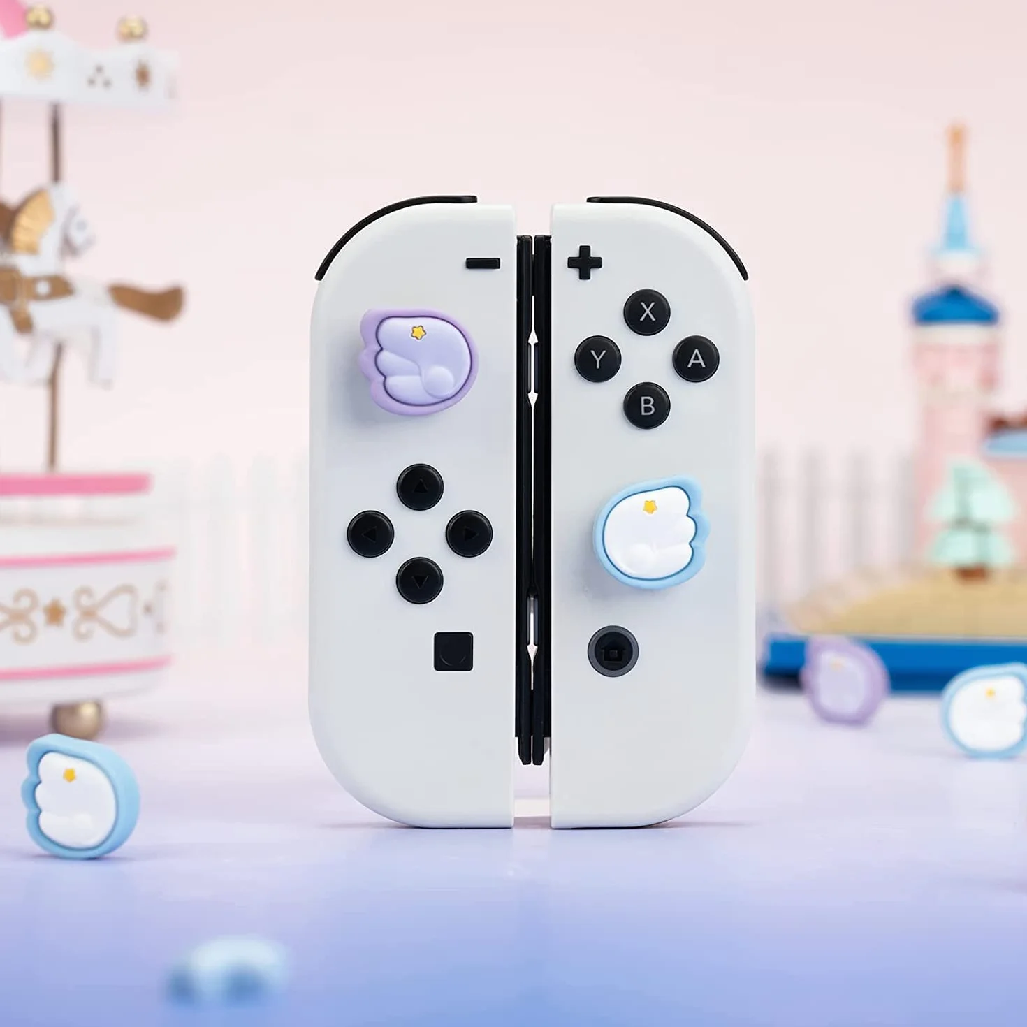 GeekShare Słodkie nakładki na kciuki Joycon z silikonu, osłona joysticka, kompatybilne z Nintendo Switch/OLED/Switch Lite, 4 sztuki – Little Wings