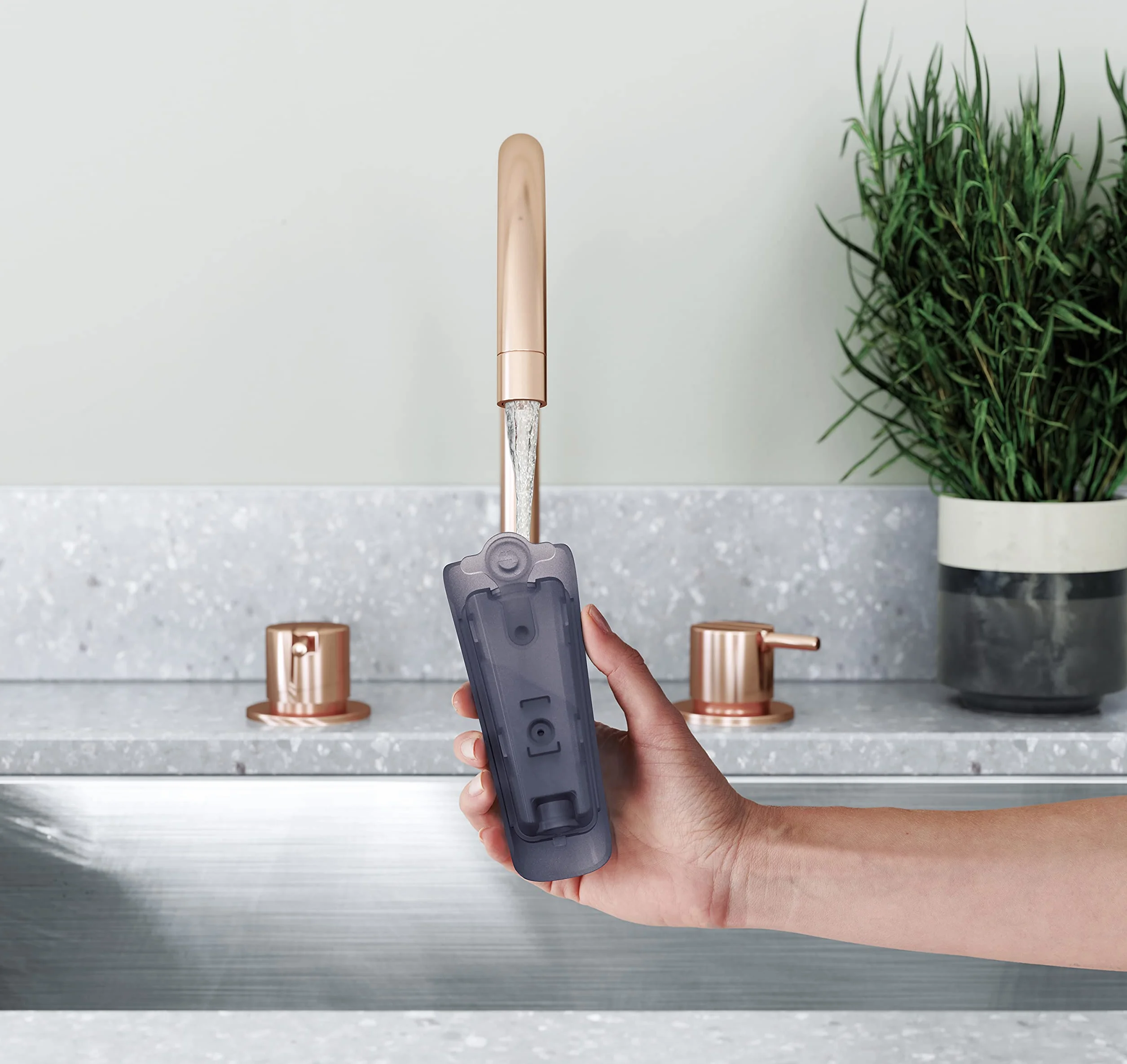 Electrolux Ręczna Parownica do ubrań Refine 700 E7HS1-4MN, System zapobiegania kapaniu, Pionowe uderzenie pary, Usuwa do 99,99% bakterii, Przewód 3 m/możliwość obrotu o 360, 1L, 1400 W, Granatowy