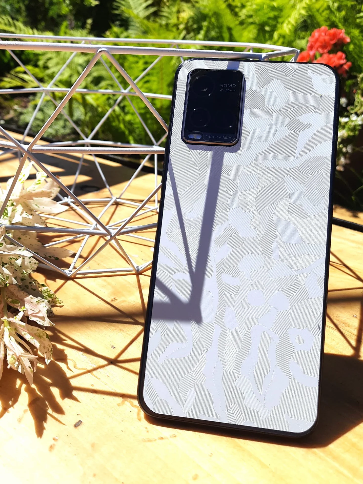 apgo Skins folia naklejka skórka strukturalna na TYŁ do Samsung Galaxy S24+ Plus - Moro | Camo Biały