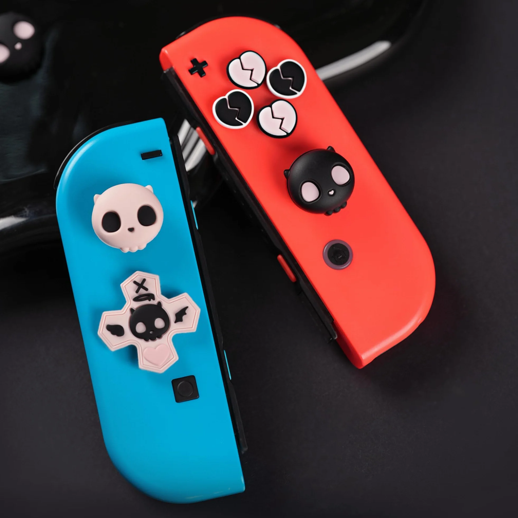 GeekShare Silikonowe nakładki na przyciski krzyżowe D-Pad Zestaw osłon na joysticki - Śliczna naklejka na przyciski ABXY Kompatybilna z Switch/OLED - Słodka czaszka