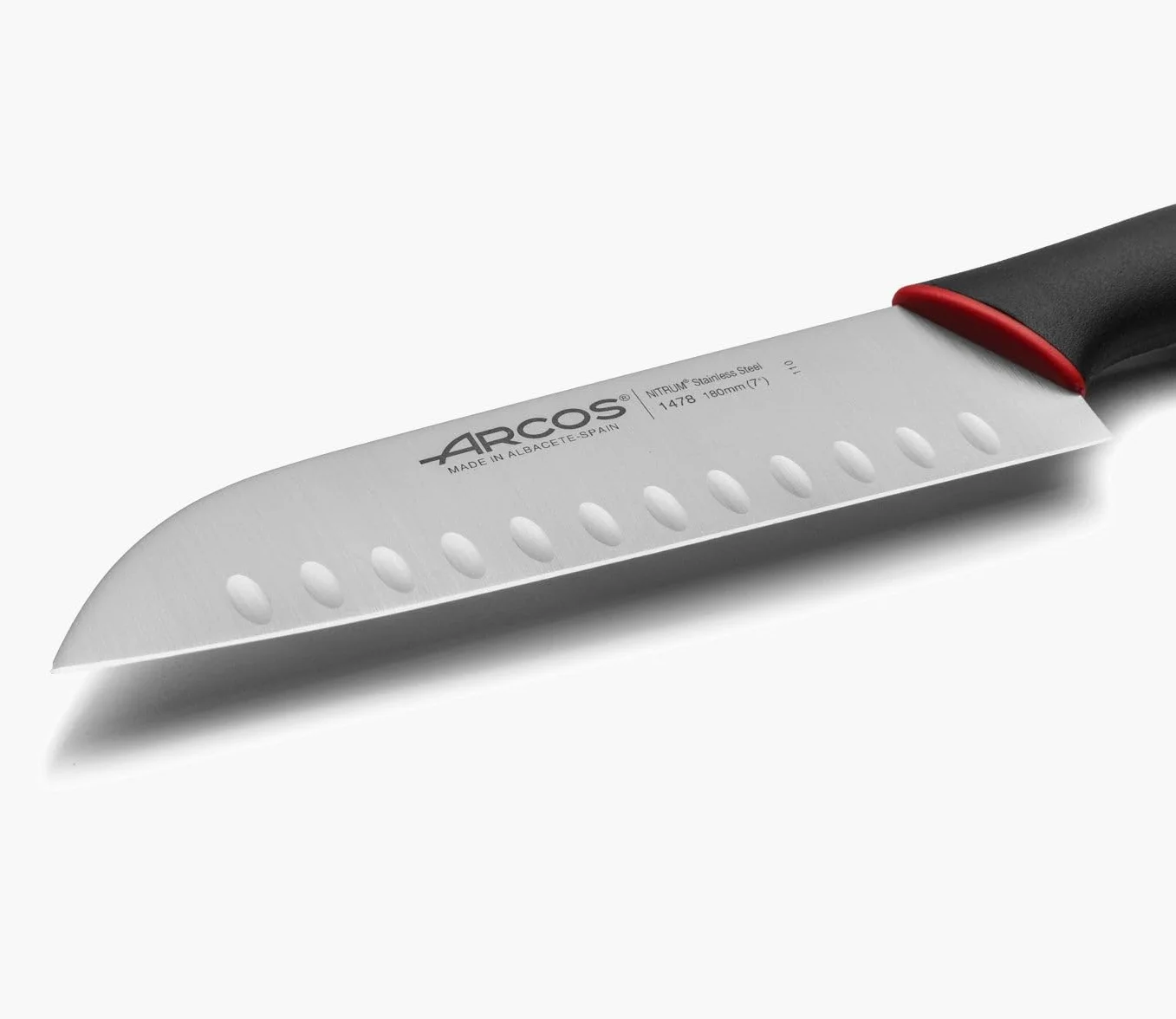 Arcos Seria Duo - Nóż Santoku - Ostrze Nitrum Stal nierdzewna 17.8 cm - Uchwyt Polipropylen Pokryty Elastomerem Kolor Czarny i Czerwony