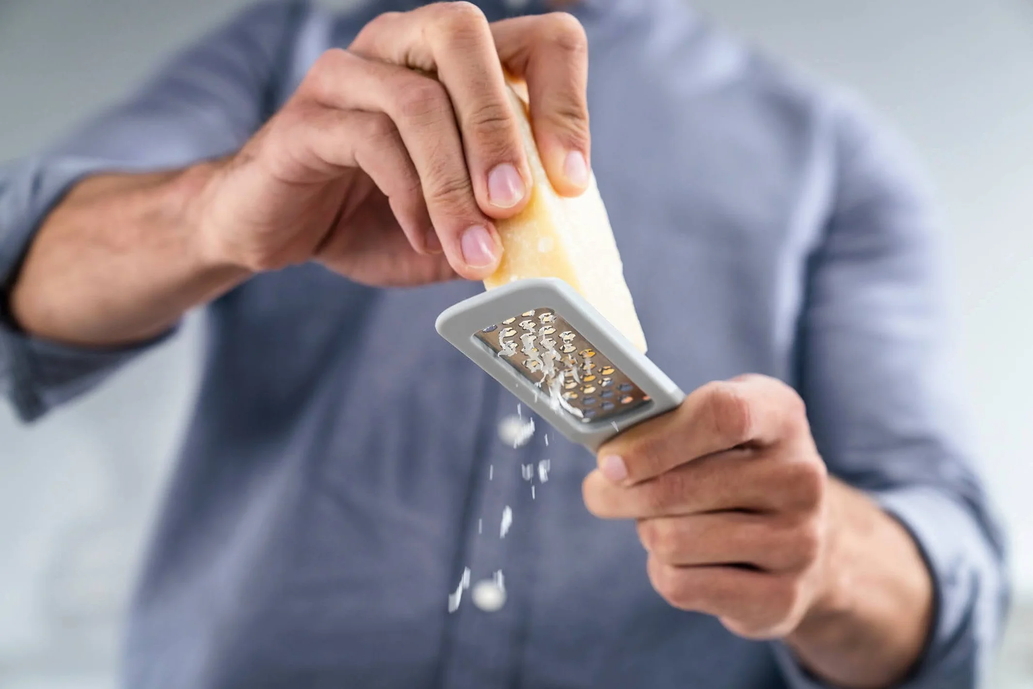 ZWILLING Z-Cut Mini Reibe Edelstahlklinge Kunststoffgehäuse Zwei-Wege-Reibtechnologie Grau