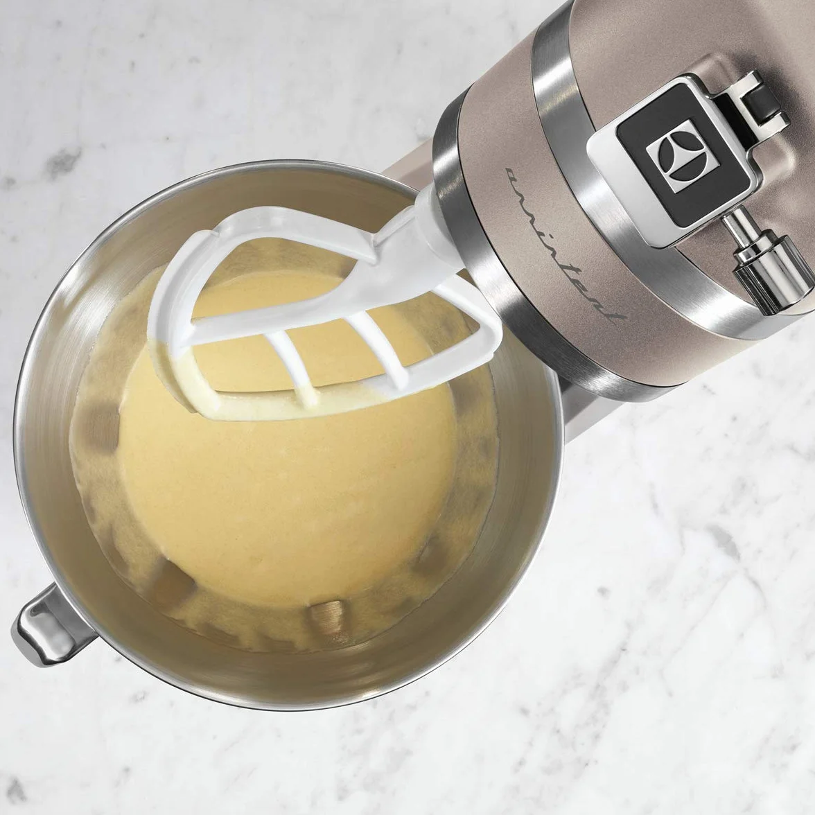 Electrolux Robot Kuchenny 1200 W, 10 prędkości + f. pulsacyjna, Oświetlenie LED misy, 2 misy o pojemności 4,8l i 2,9l, W Zestawie: Hak, Trzepaczka, Ubijaczka, Silikonowa Łyżka, Pokrywa, EKM5570,Beżowy