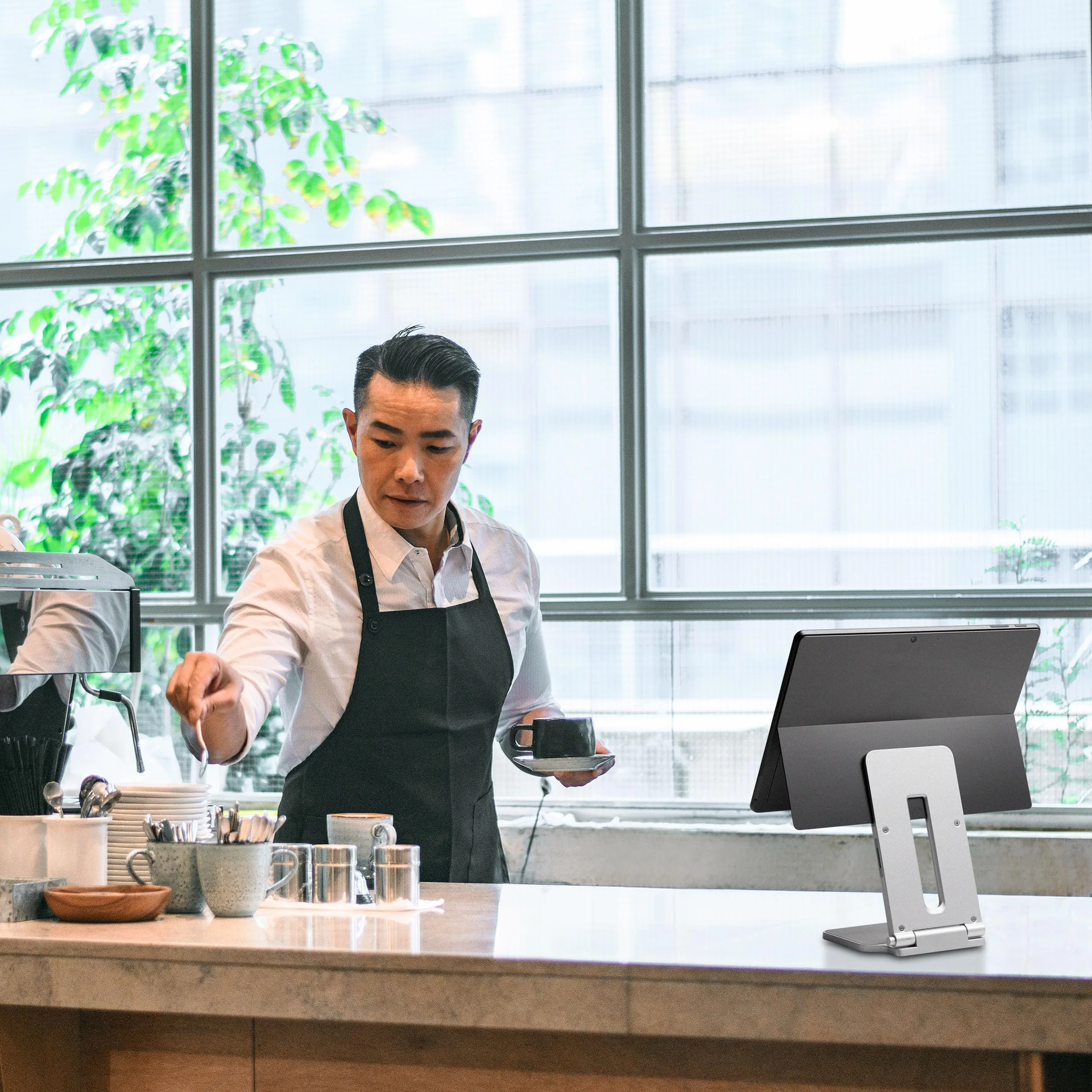 Podstawka pod laptopa Kensington stworzona we współpracy z Microsoft, 126,4 x 139,4 x 193 mm. Antypoślizgowa i amortyzująca powierzchnia, stworzona dla Surface Pro i Surface Go (K58277WW)