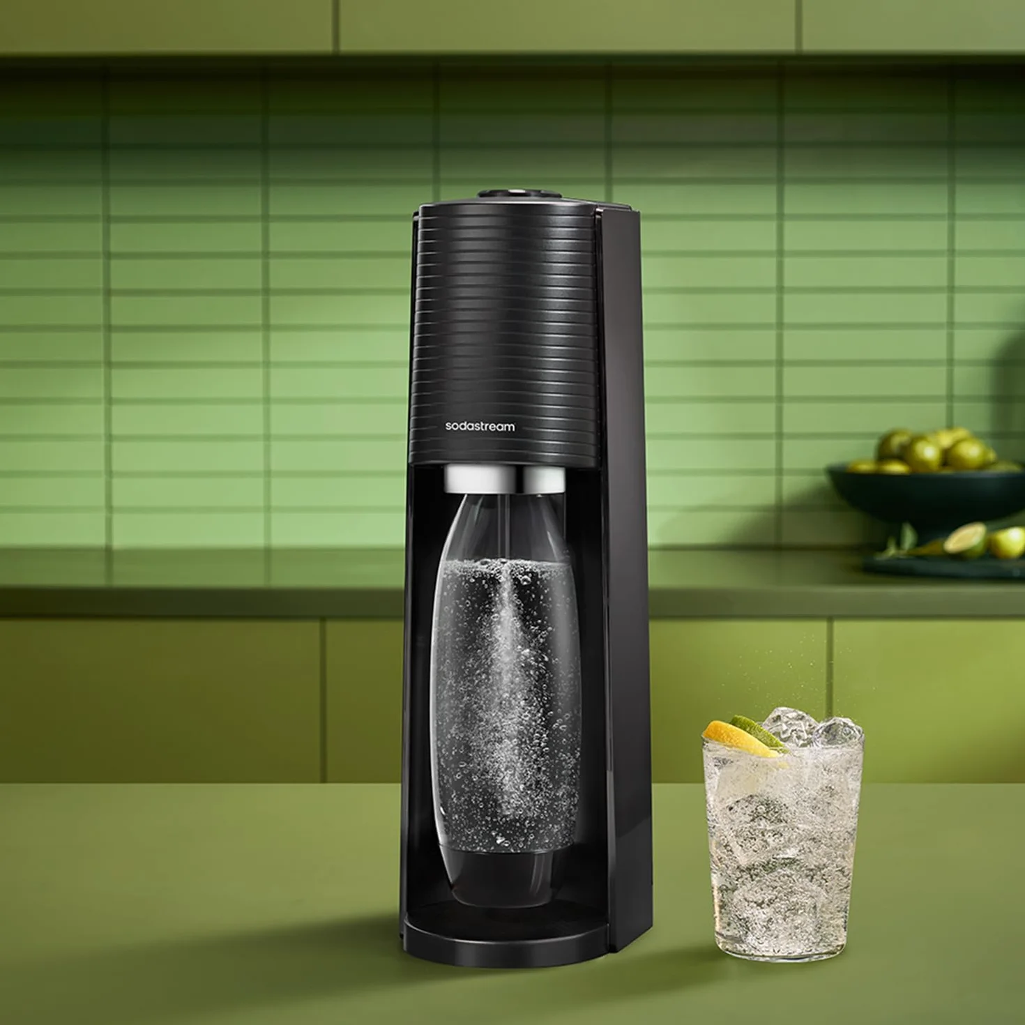 SodaStream Saturator do wody TERRA opakowanie ekonomiczne z cylindrem CO2, 2 x butelka z tworzywa sztucznego 1 l nadająca się do mycia w zmywarce i 1 x 0,5 l butelka z tworzywa sztucznego, wysokość 44 cm, czarna
