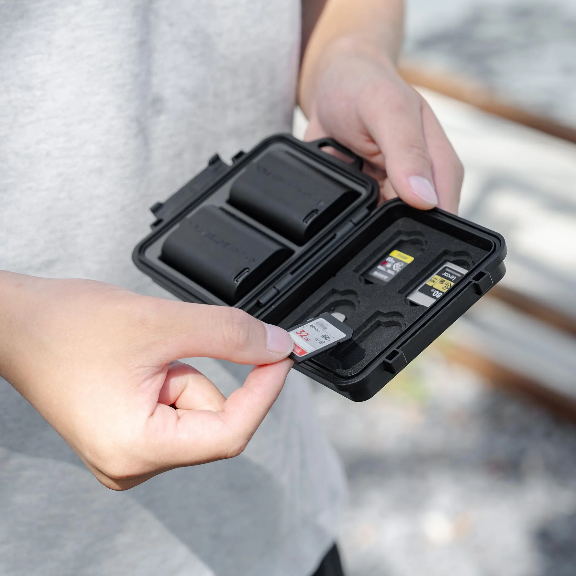 Przenośna bateria aparatu etui do przechowywania kart pamięci na 4 karty SD, 3 karty CFexpress typu A, 2 baterie do aparatu, kompaktowe aparaty pudełko na baterie do Sony NP-FZ100 NP-FW50