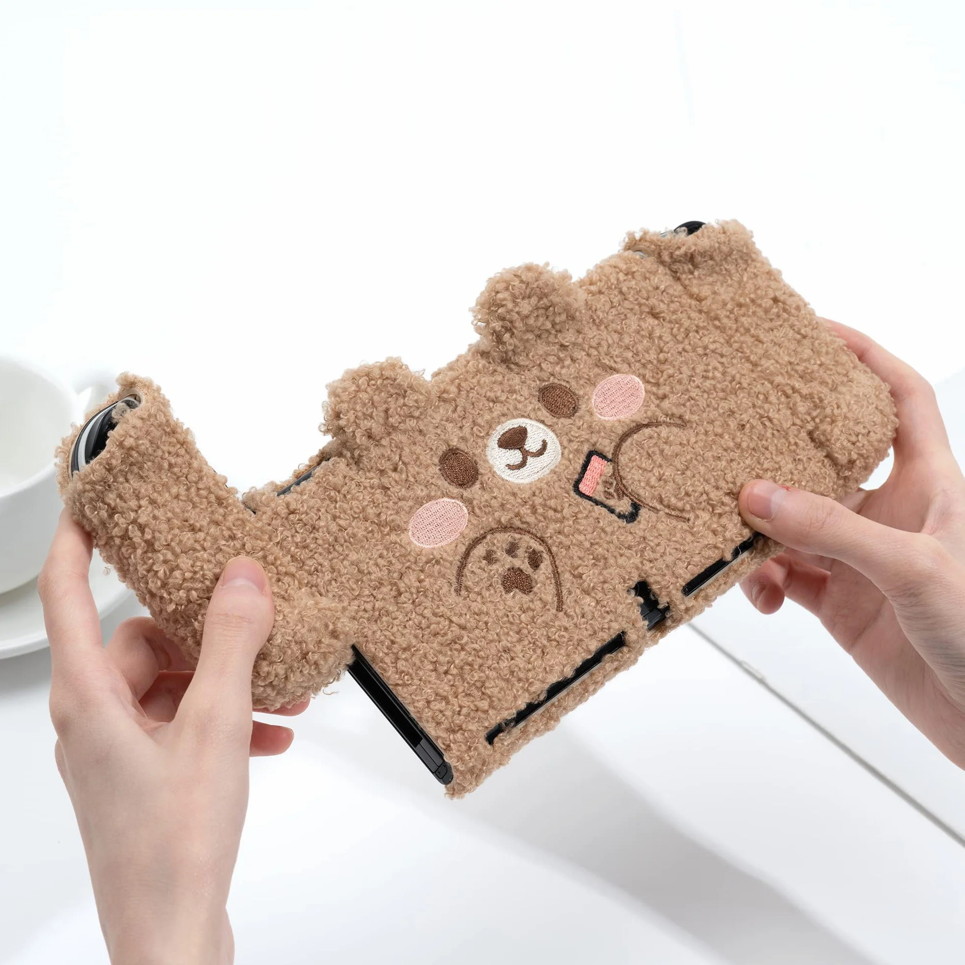 GeekShare Śliczne pluszowe etui ochronne kompatybilne z konsolą Switch OLED - amortyzujące wstrząsy i odporne na zarysowania etui do przełącznika OLED - pluszowy miś