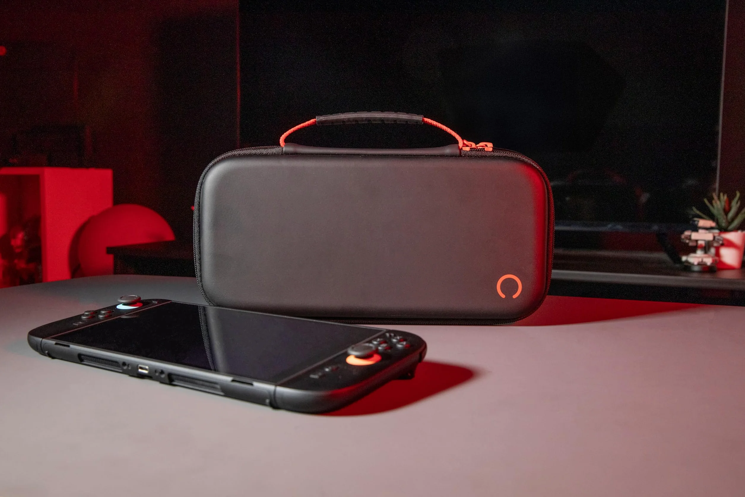 Konix Schutzhülle und Tragetasche for Nintendo Switch, Switch OLED und Switch 2 - Zubehörnetz - 8 gniazd - czarny