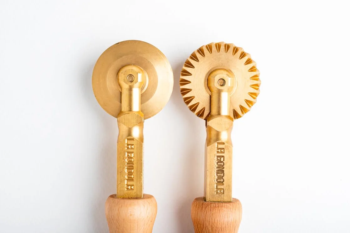 LaGondola Roulette à pâtes professionnelle pour raviolis, manche en bois naturel intemporel et tête en laiton durable (lot de 1 roue navettée et 1 roue lisse)
