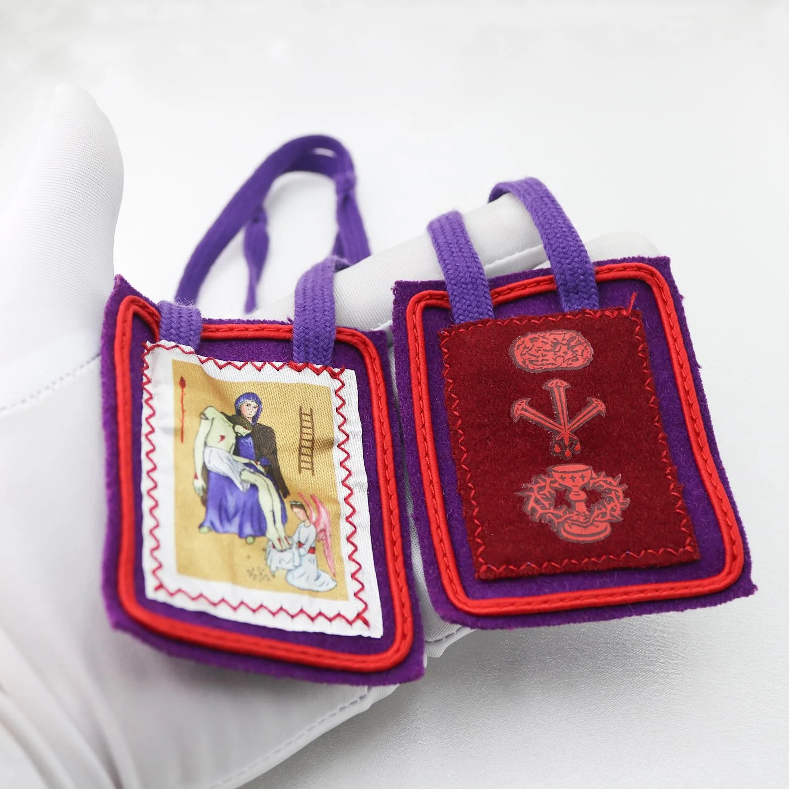 MERCILIA MEISHILAI 7,6 x 6,3 cm fioletowa szkaplerz - Escapulario Morado de Bendición y Protección wełniana szkaplerz na czasy końcowe - zawiera fioletową aksamitną torebkę i kartę modlitewną