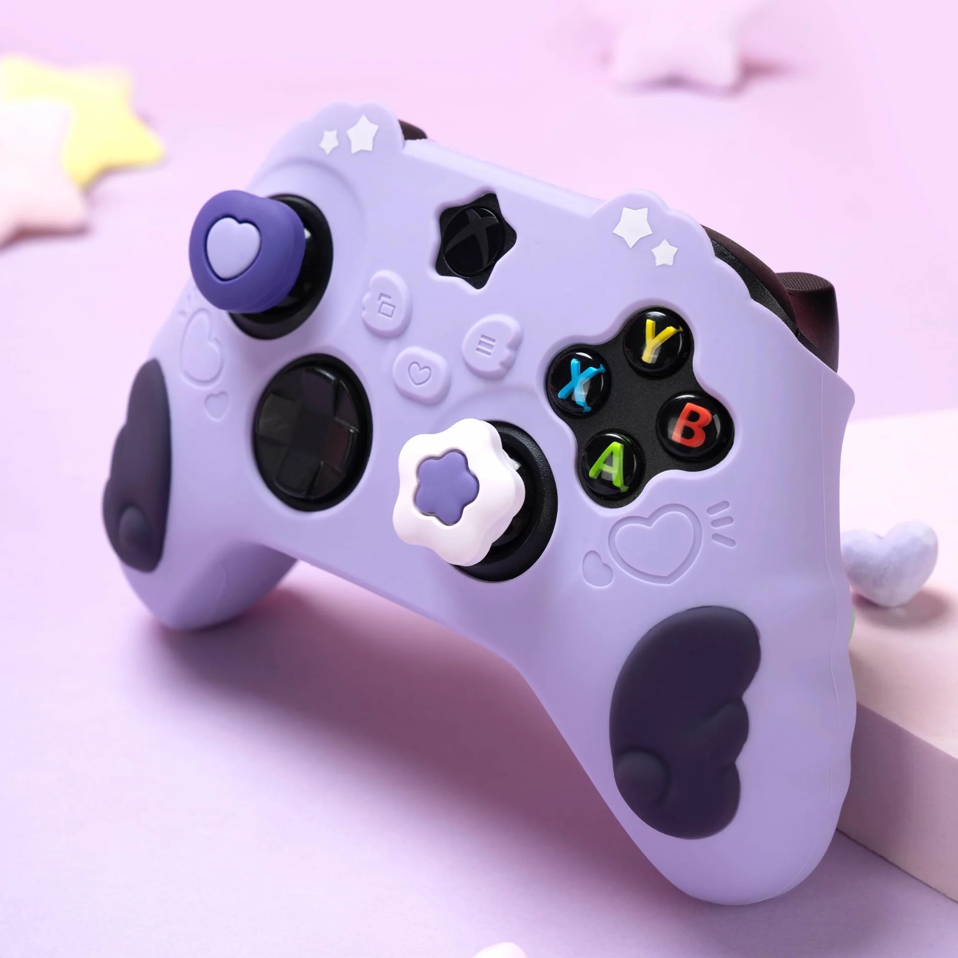 Zestaw skórek kontrolera GeekShare do konsoli Xbox Miękki silikonowy pokrowiec ochronny Kompatybilny z kontrolerem Xbox Series X z 2 nakładkami na kciuki i 2 naklejkami - seria Star Wings - fioletowy