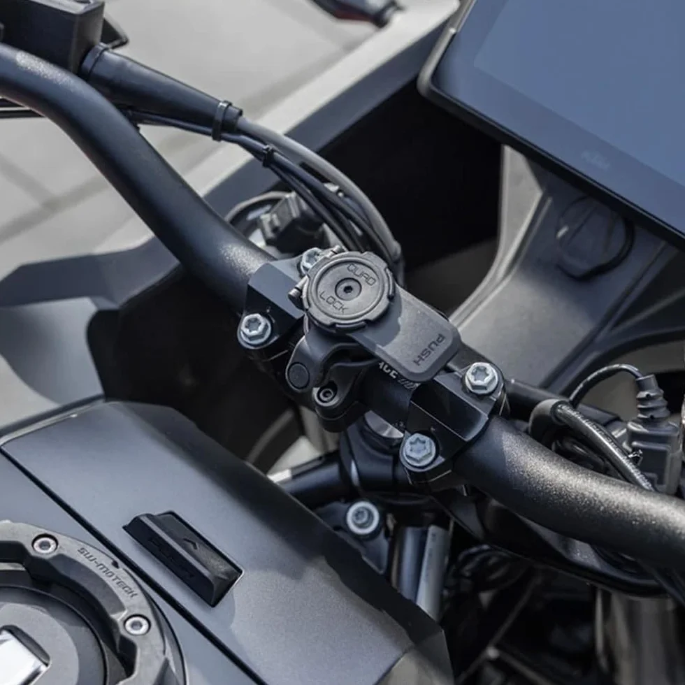 Quad Lock Kierownica Motocyklowa Uchwyt Telefonu PRO Zestaw z Amortyzatorem Drgań i iPhone 15 Pro MAG Etui