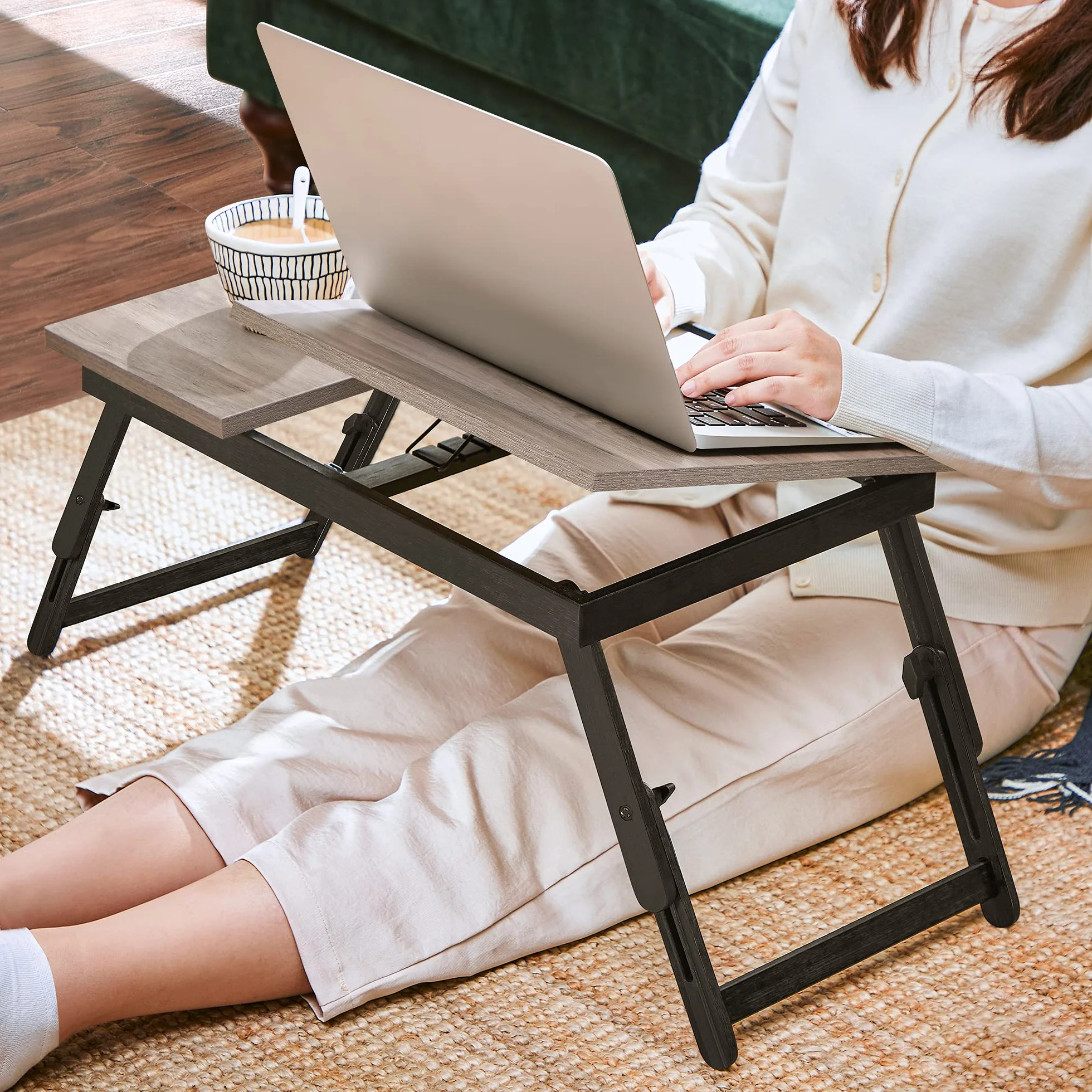 SONGMICS LLD105W01 Stolik/stojak pod laptopa, taca śniadaniowa, składane nogi, na łóżko i sofę, z regulacją wysokości, do laptopów o przekątnej ekranu do 15,6“, 55 x 35 x 23 cm, odcień greige