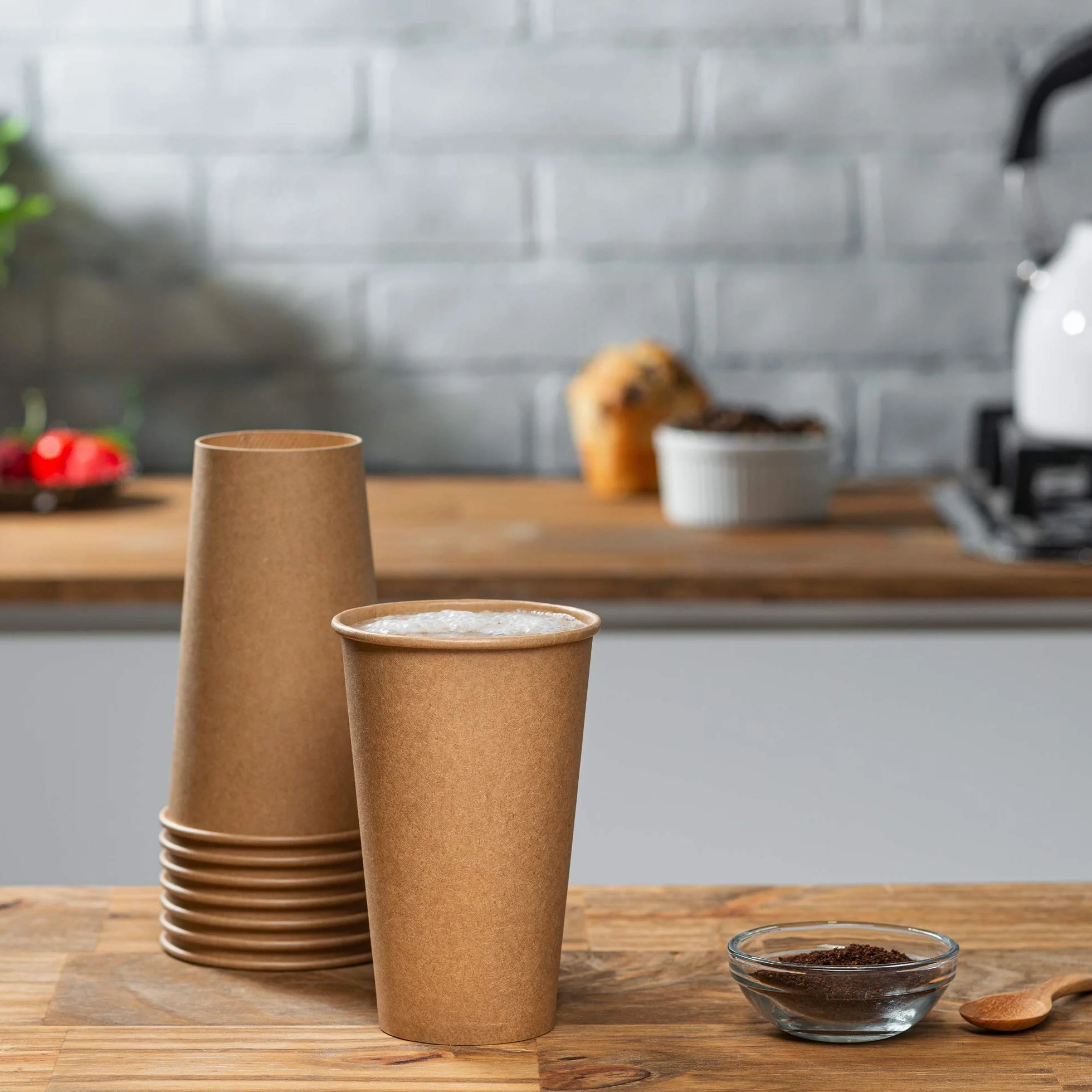 Comfy Package [100 sztuk] 475 ml filiżanki do kawy z papieru kraftowego - niebielone
