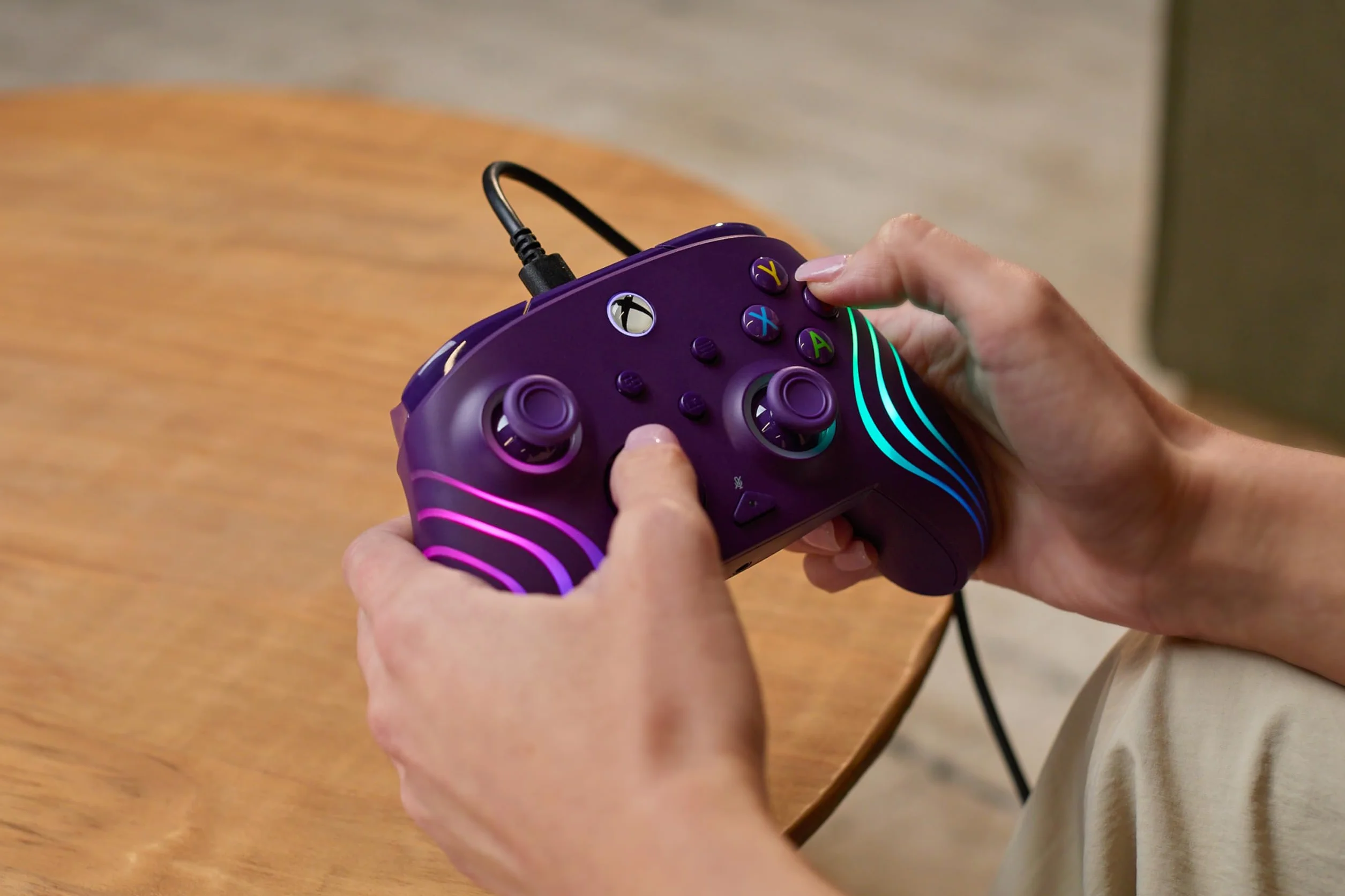 Turtle Beach Afterglow Wave Kontroler do gier RGB na przewodach w kolorze fioletowym – Licencjonowany dla Xbox Series X lub S, Xbox One i Windows
